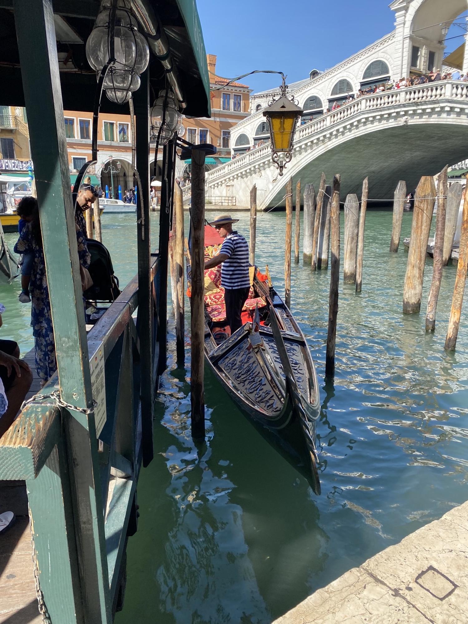 Gondolieeri otti kyytiläisiä Rialton sillan kupeessa Venetsiassa.