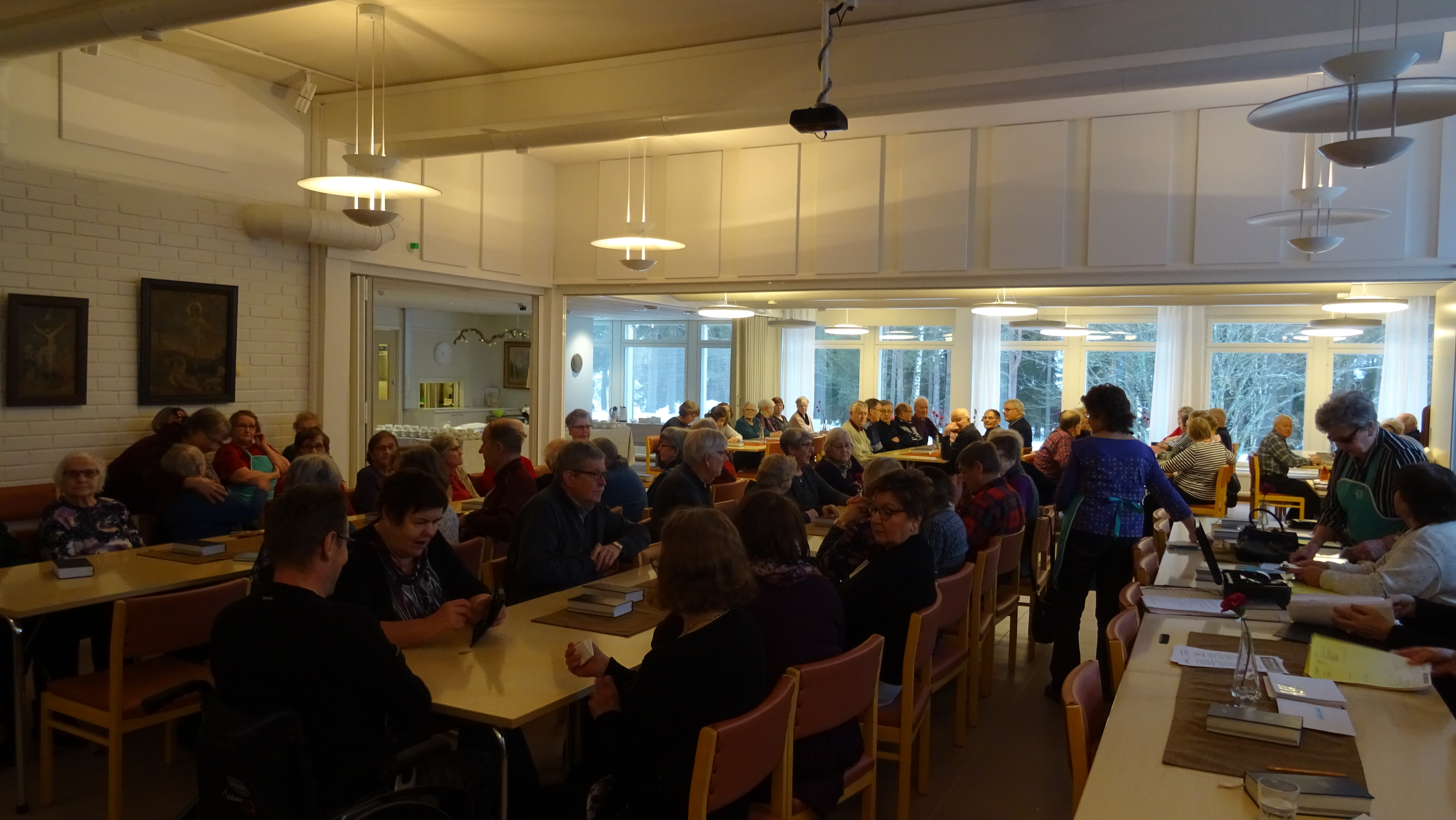 ihmisiä koolla