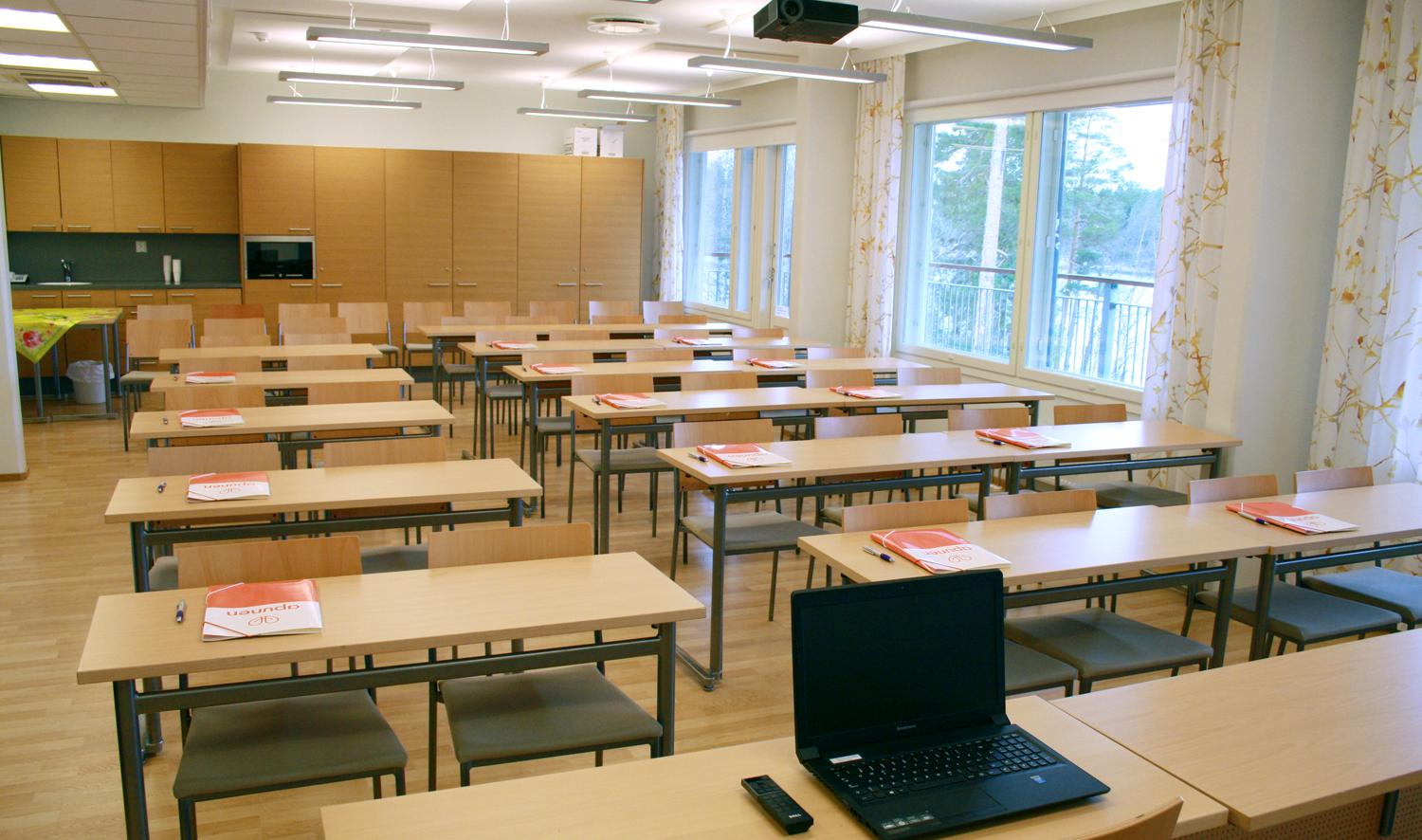 Kuva Lehmirannan Järvisali-kokoustilasta, jossa ikkunasta näkymä Lehmijärvelle 