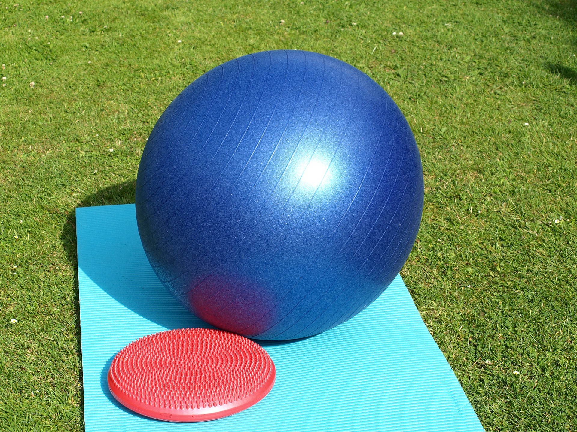 Jättipallo ja frisbee jumppamatolla