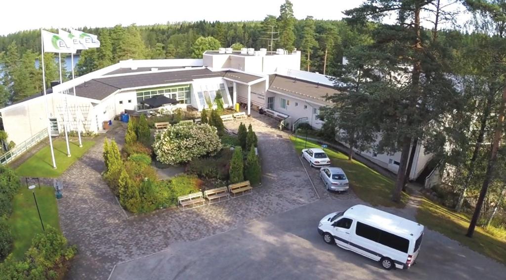 Lomakeskus Lehmirantaa etupihasta 
