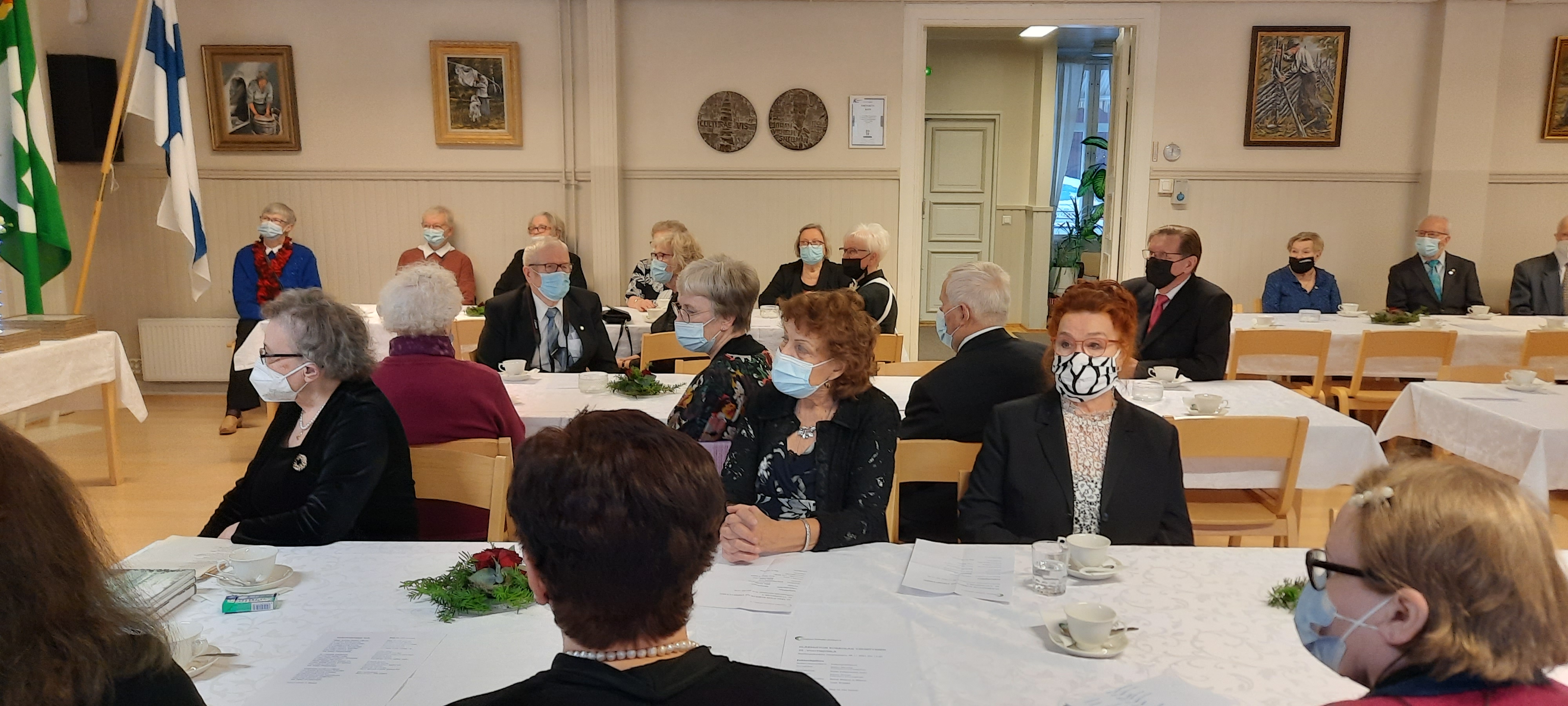 Yleisöä juhlassa