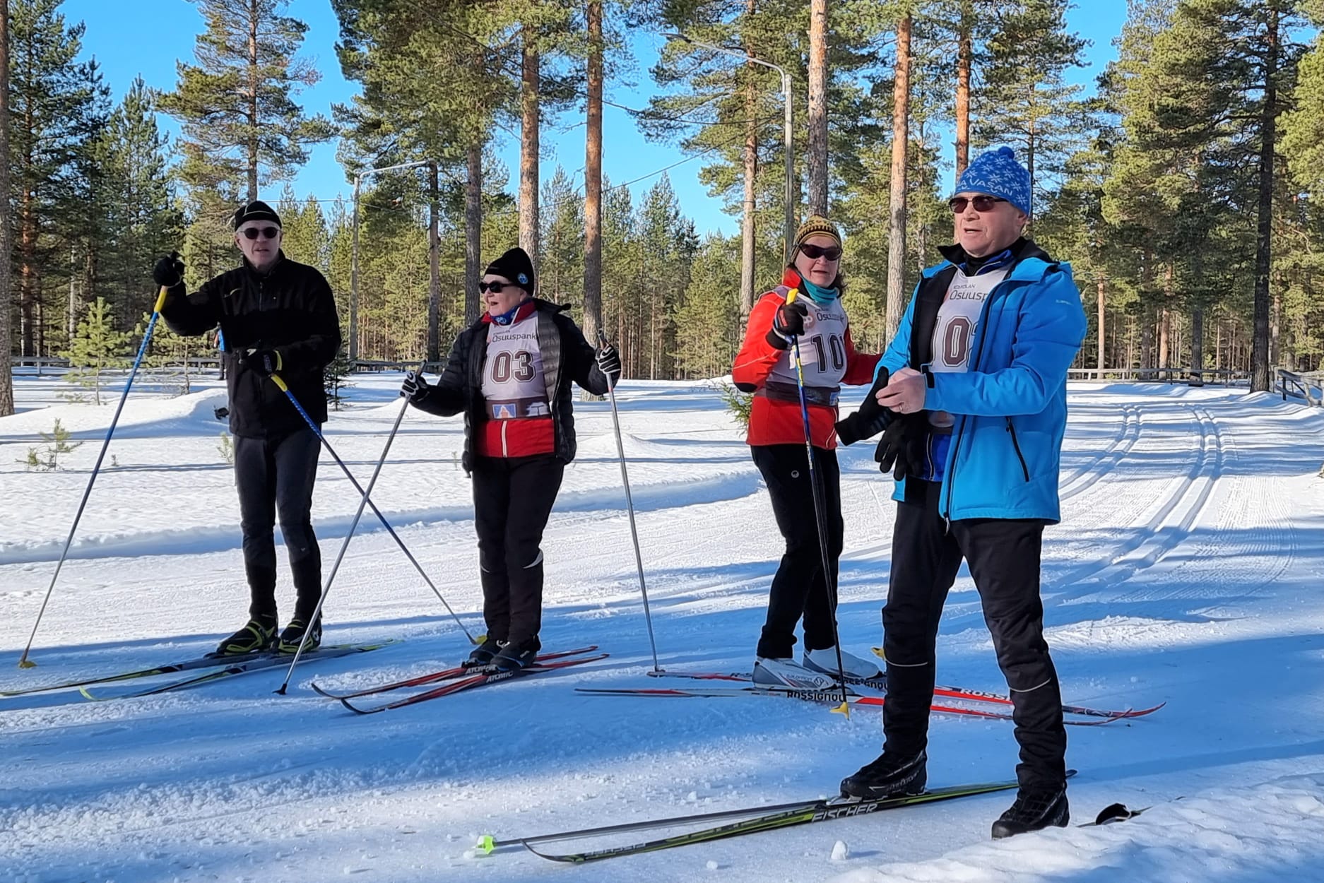 Kokkolan sprinttijoukkoúe valmistautuu kisaan. Vasemmalta Juhani Tuomaala, Leena Marjusaari, Marja-Leena Honkaharju ja Heikki Haapala.