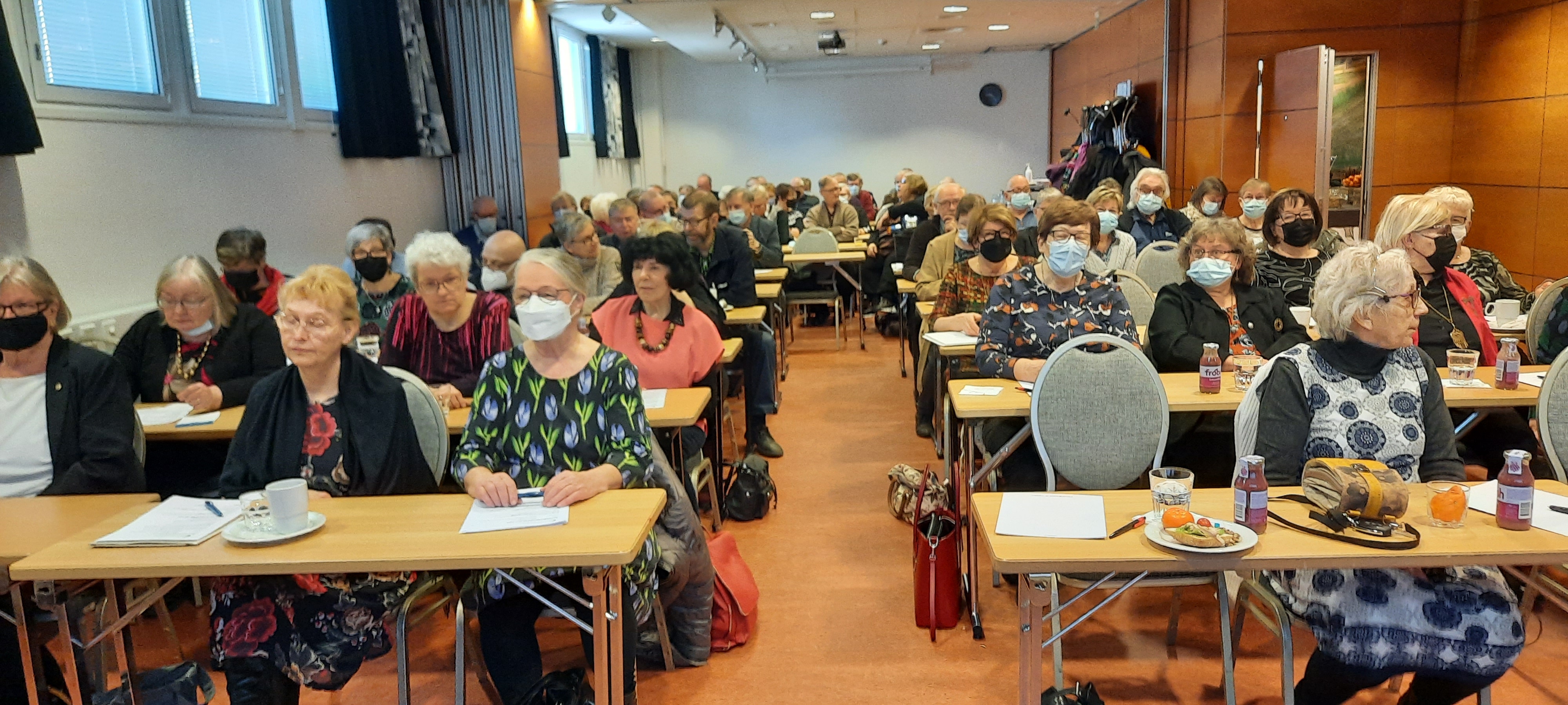 Ihmisiä salissa