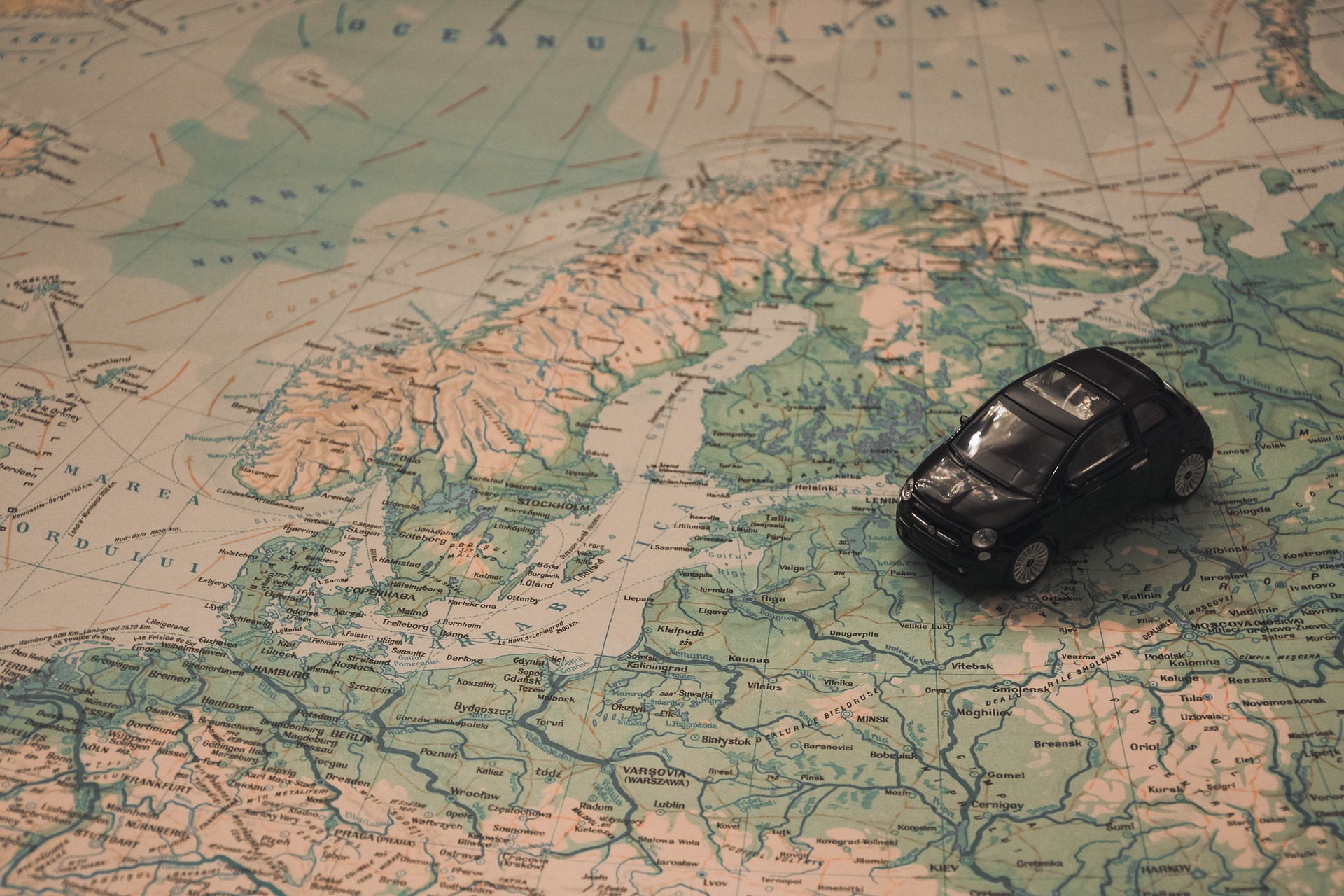 Euroopan kartta, jonka päällä leikkiauto