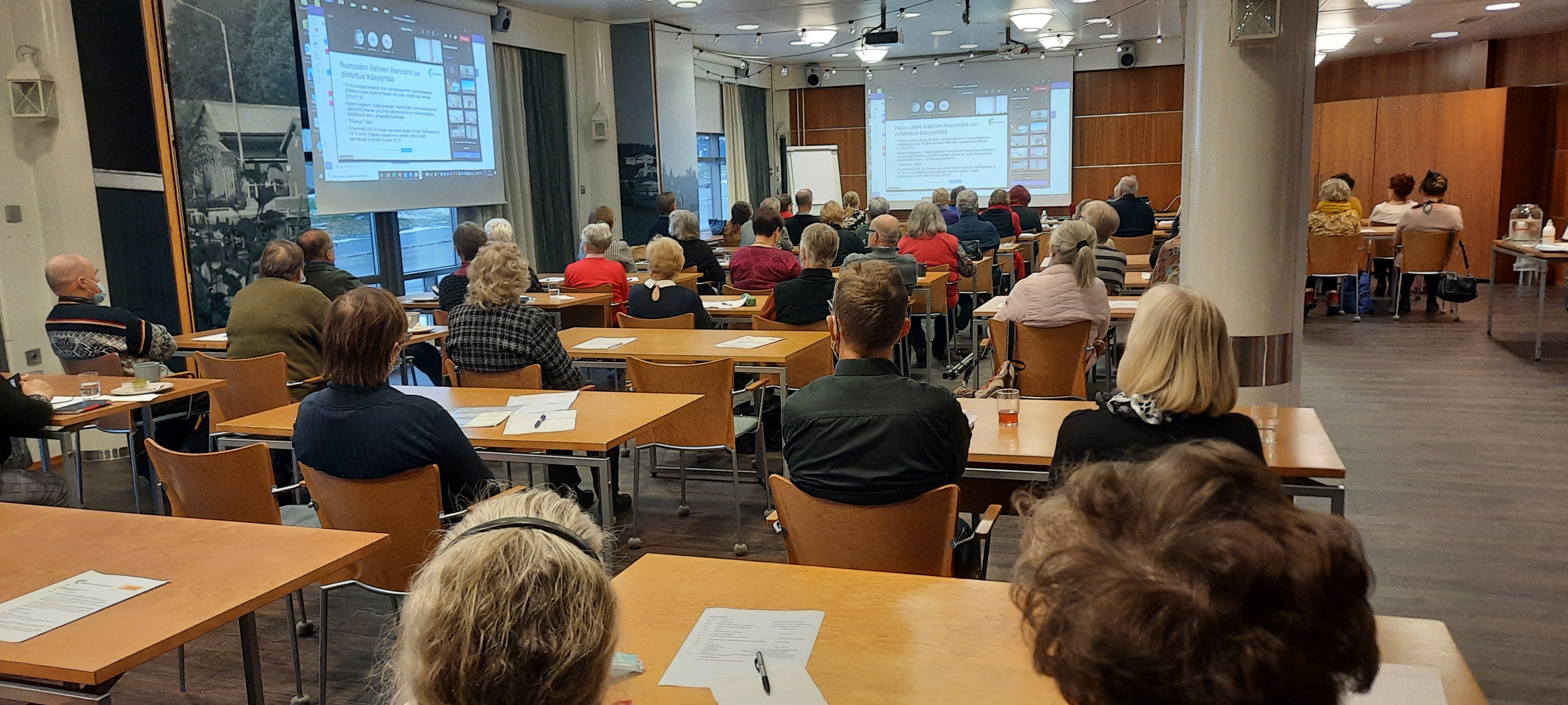 Ihmisiä salissa