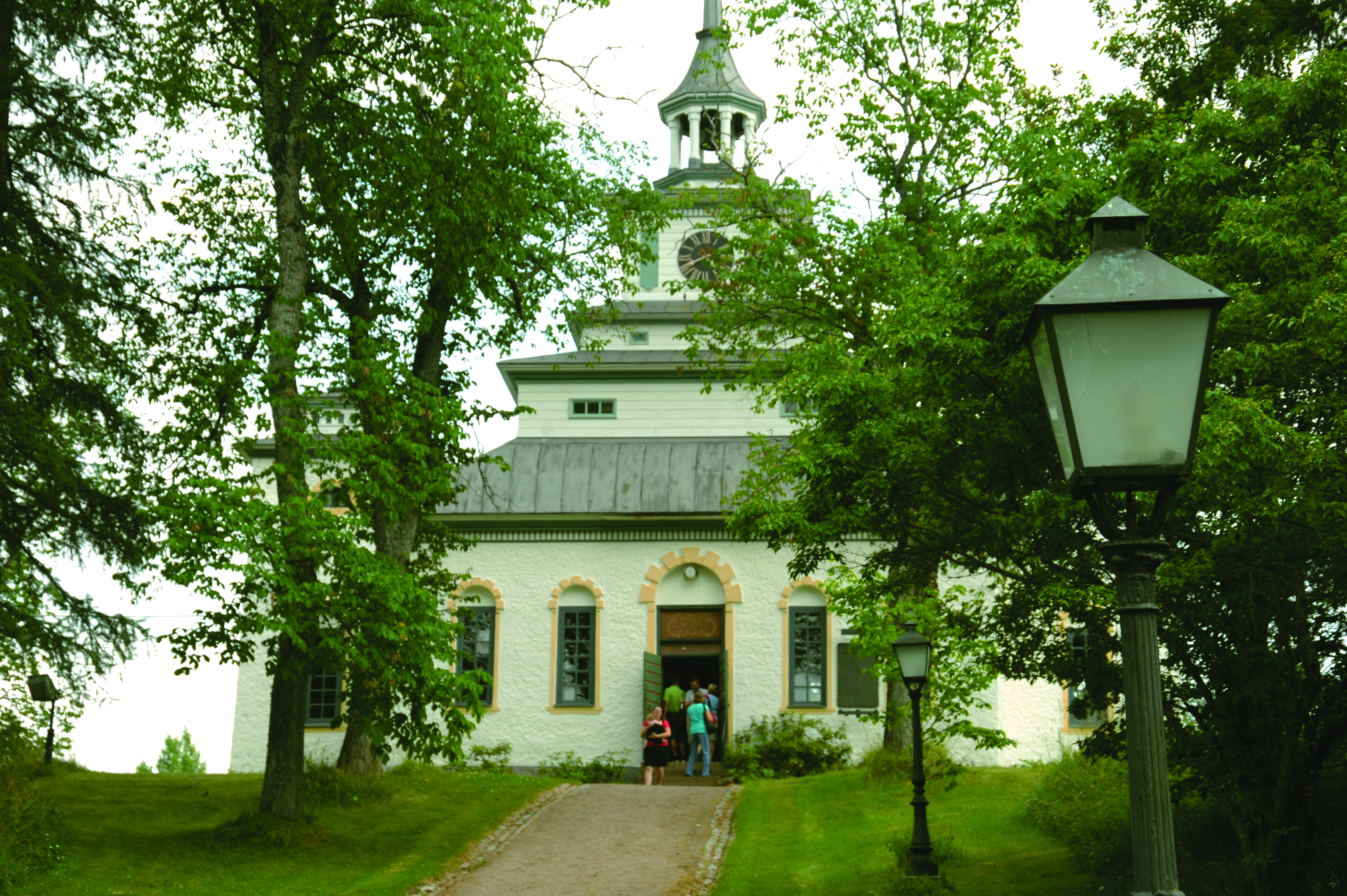 Teijon kirkko, Suomen pienin kivikirkko ja puita ympärillä.