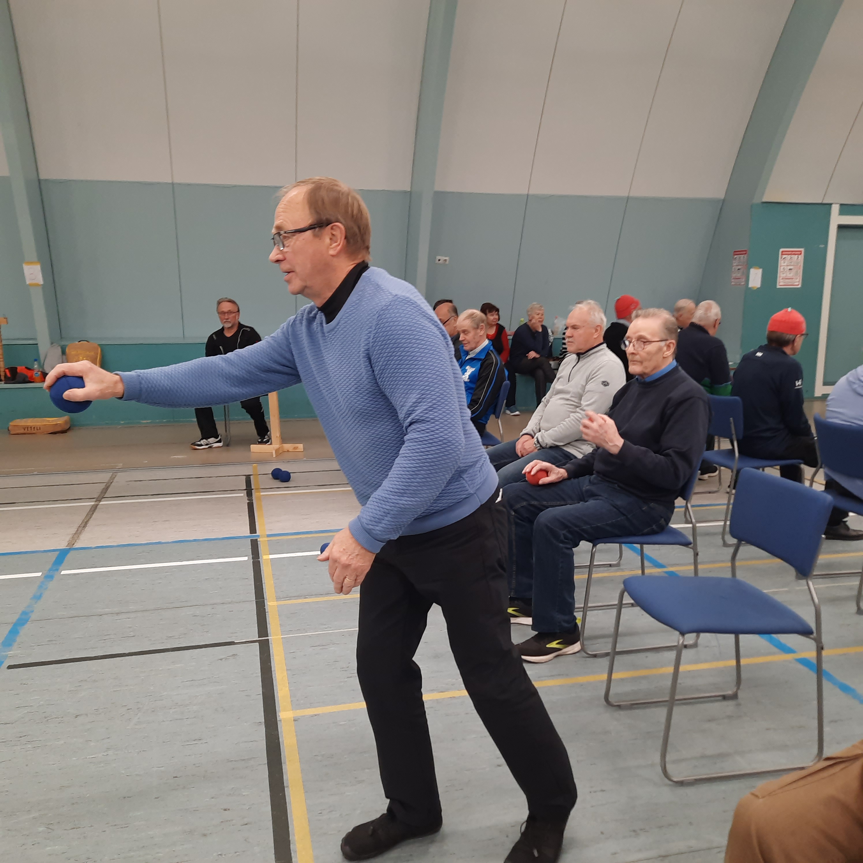 Mies heittää bocciaa