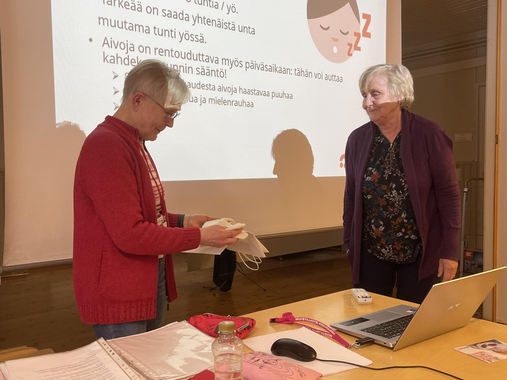 Muistoksi tilaisuudesta Pirjo-Riitta sai  Eläkeliiton logolla varustutut sukat, jotka ojensi Riitta-Liisa Kankkonen.