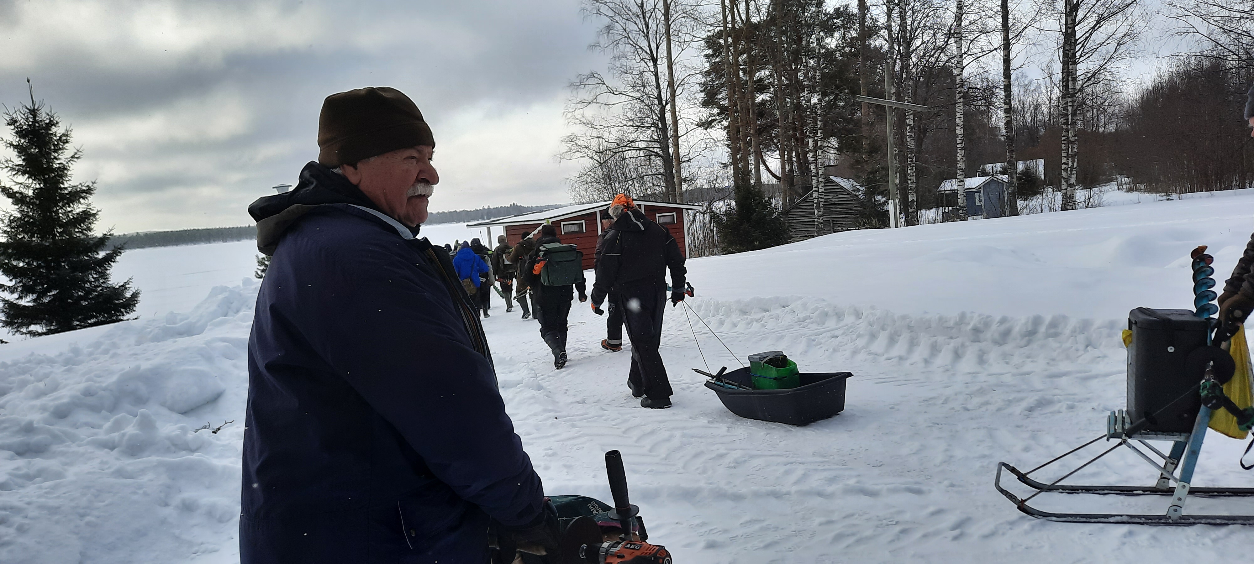 Ihmisiä hangella