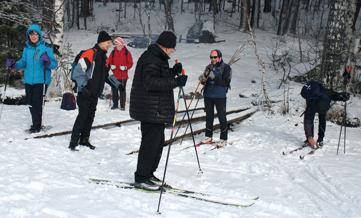 Tampereen yhdistys järjesti hiihtopäiväretken Tahmelan uimarannasta Saunasaareen hiihtäen ja sauvakävellen muodostuneita polkuja ja latuja käyttäen.