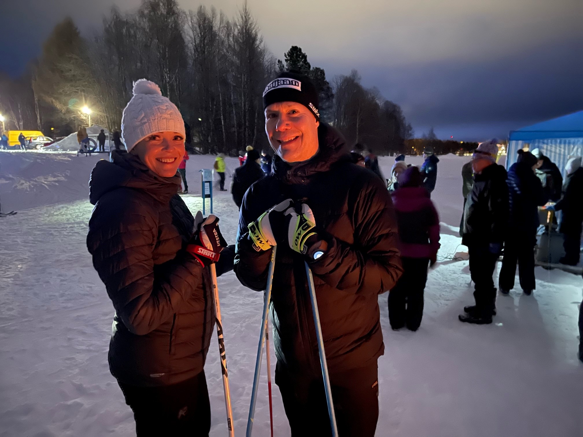 Posion kunnanjohtaja Pekka Jääskö piti pienen puheen Kuutamohiihtojen alkajaisiksi ja lähti sitten 5 kilometrin lenkille vaimonsa Susanna Jääskön kanssa.