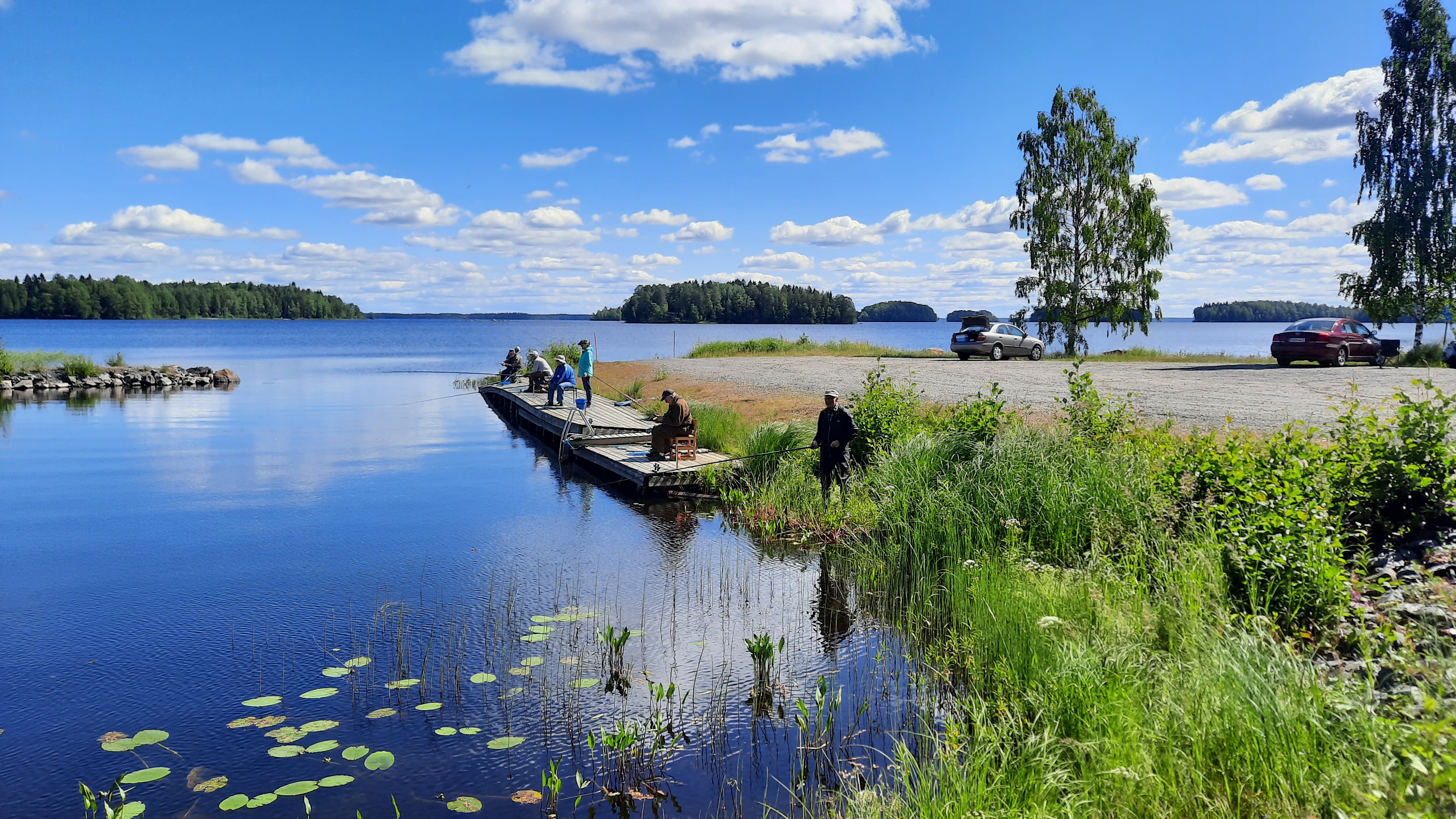 Kuvassa järvi