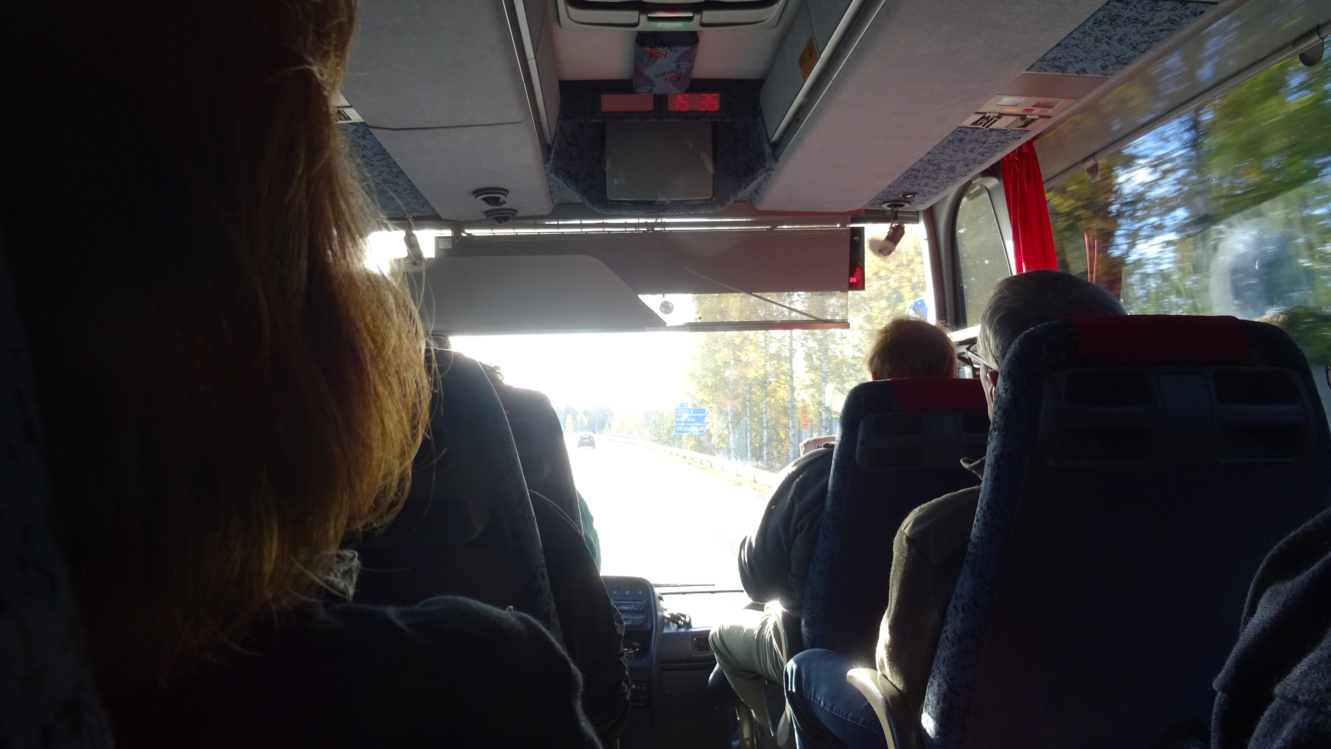 ihmiset bussissa