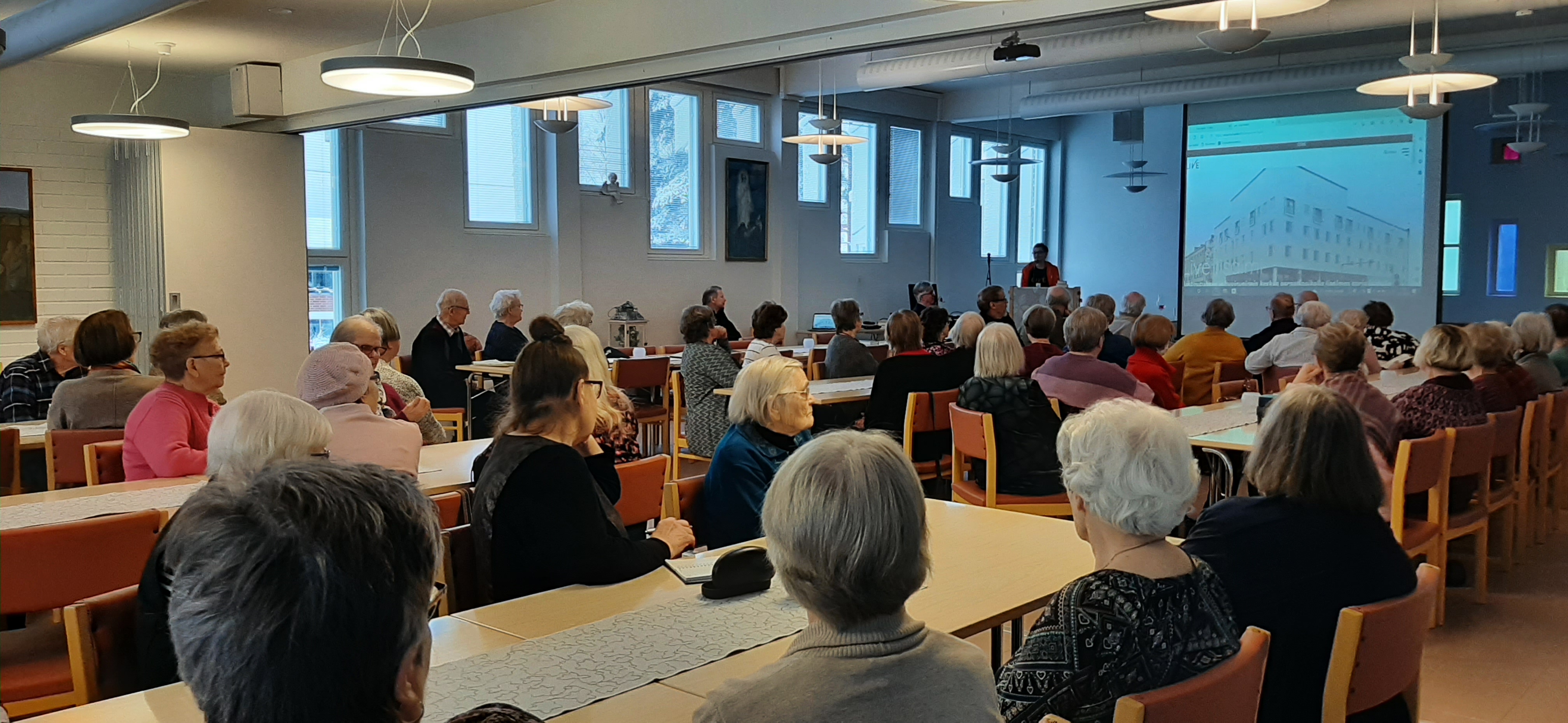ihmiset kerhossa
