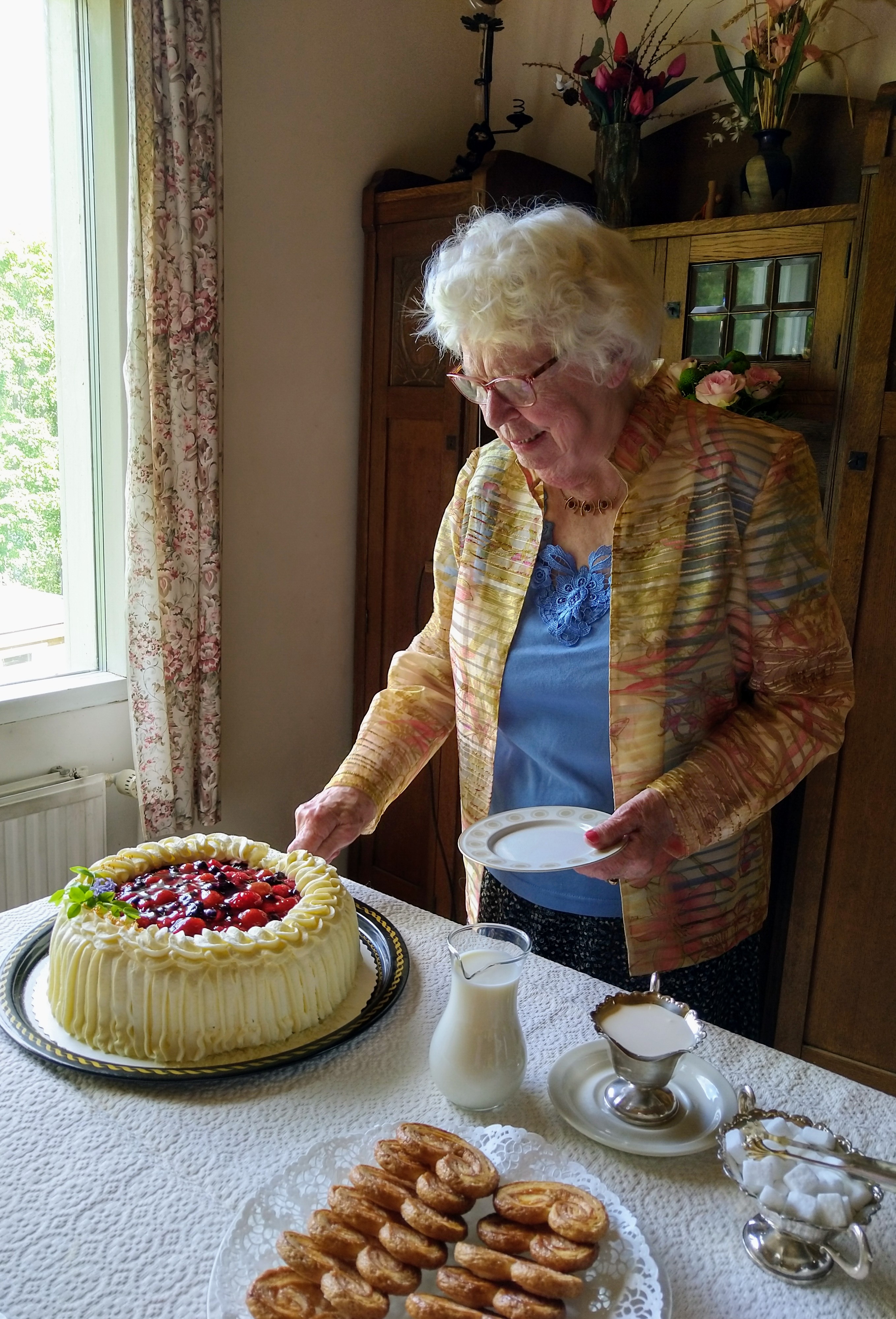 Anja leikkaa kakkua