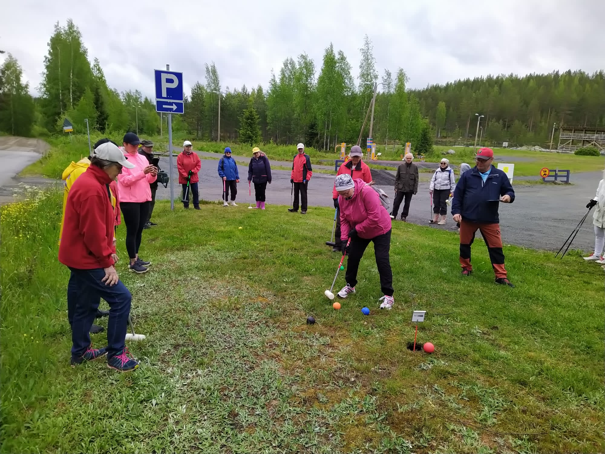 Henkilöitä Krolf-peliä opettelemassa