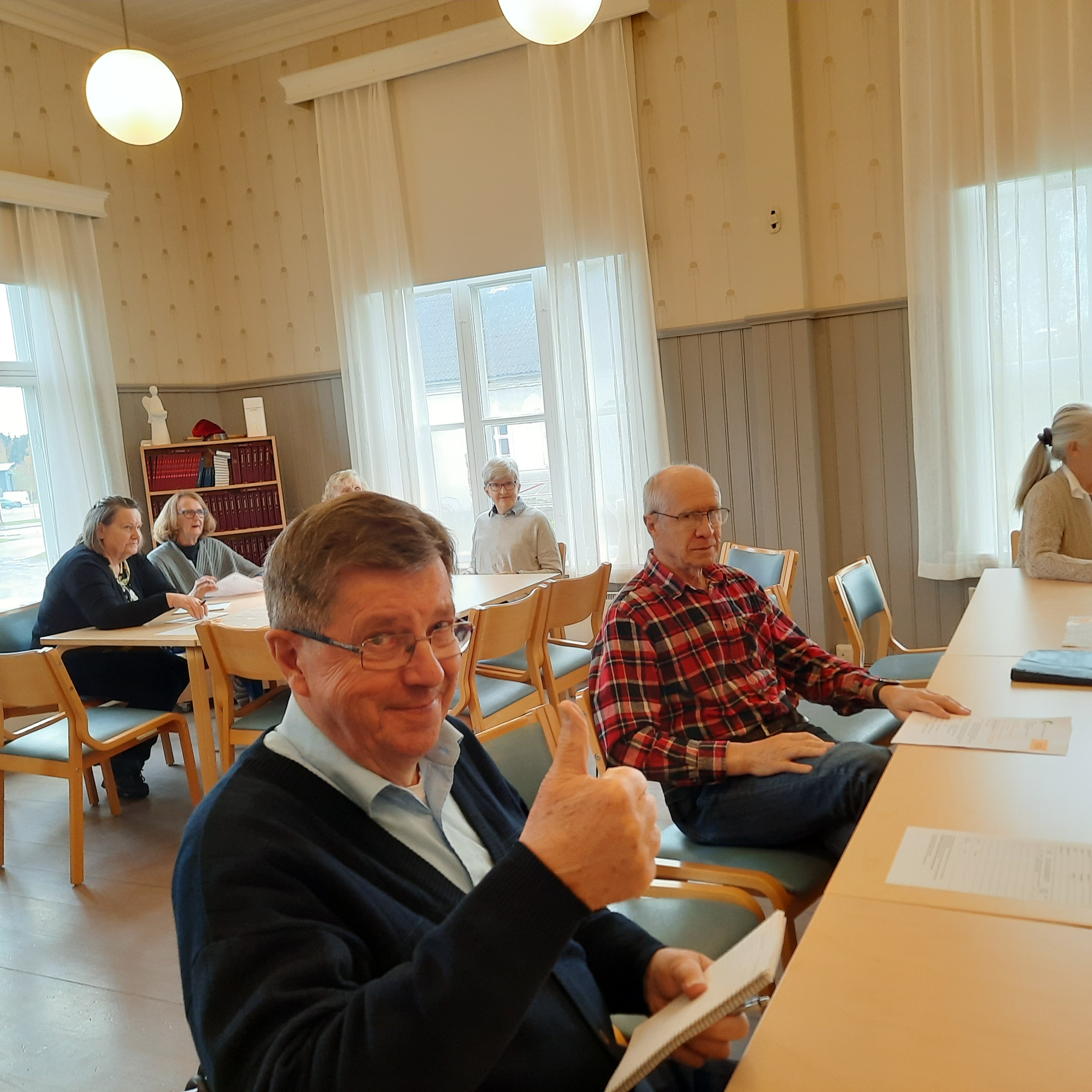Ihmisiä kokouksessa