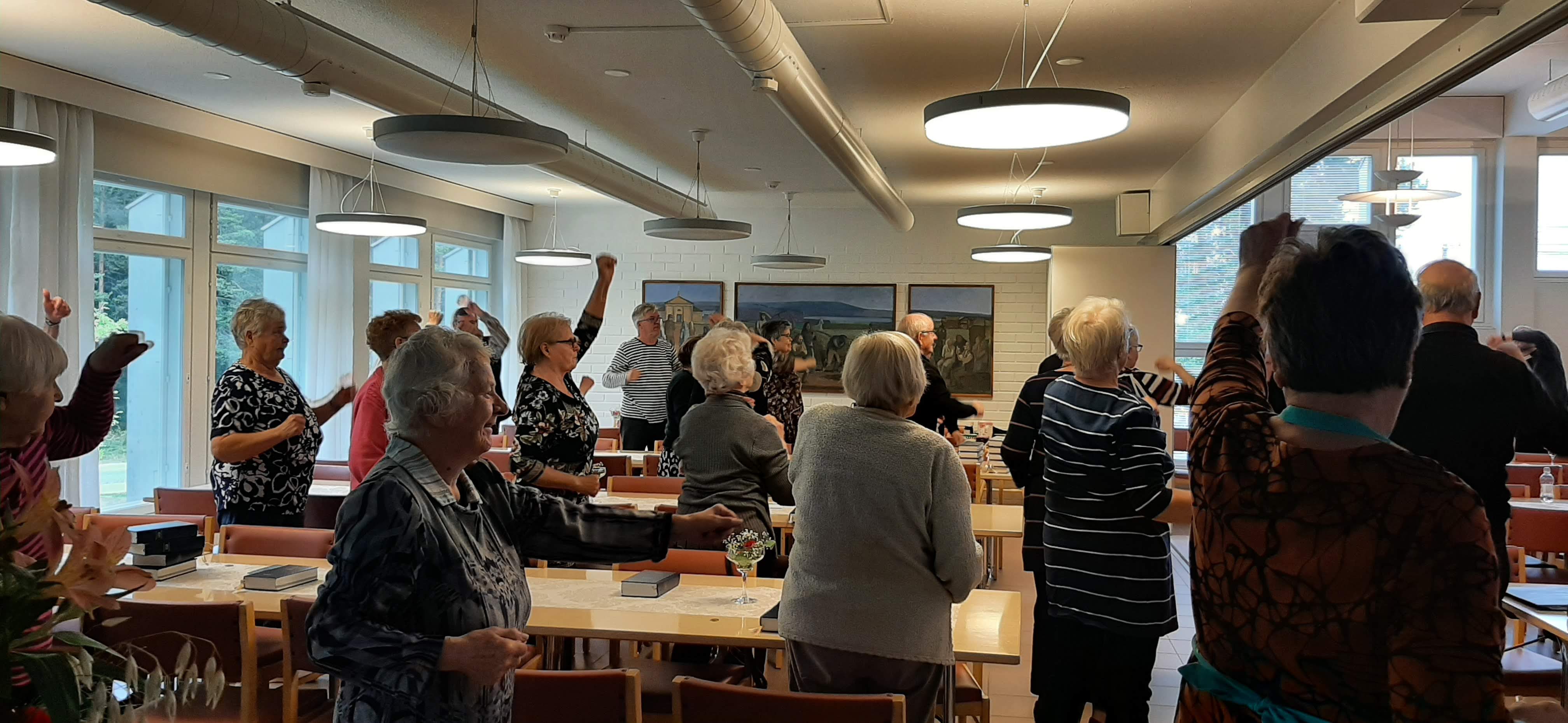 Ihmisiä yhdessä