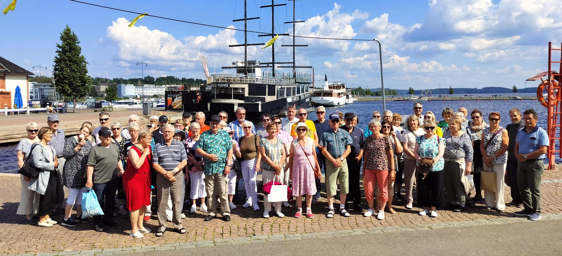 Ryhmä_rannassa