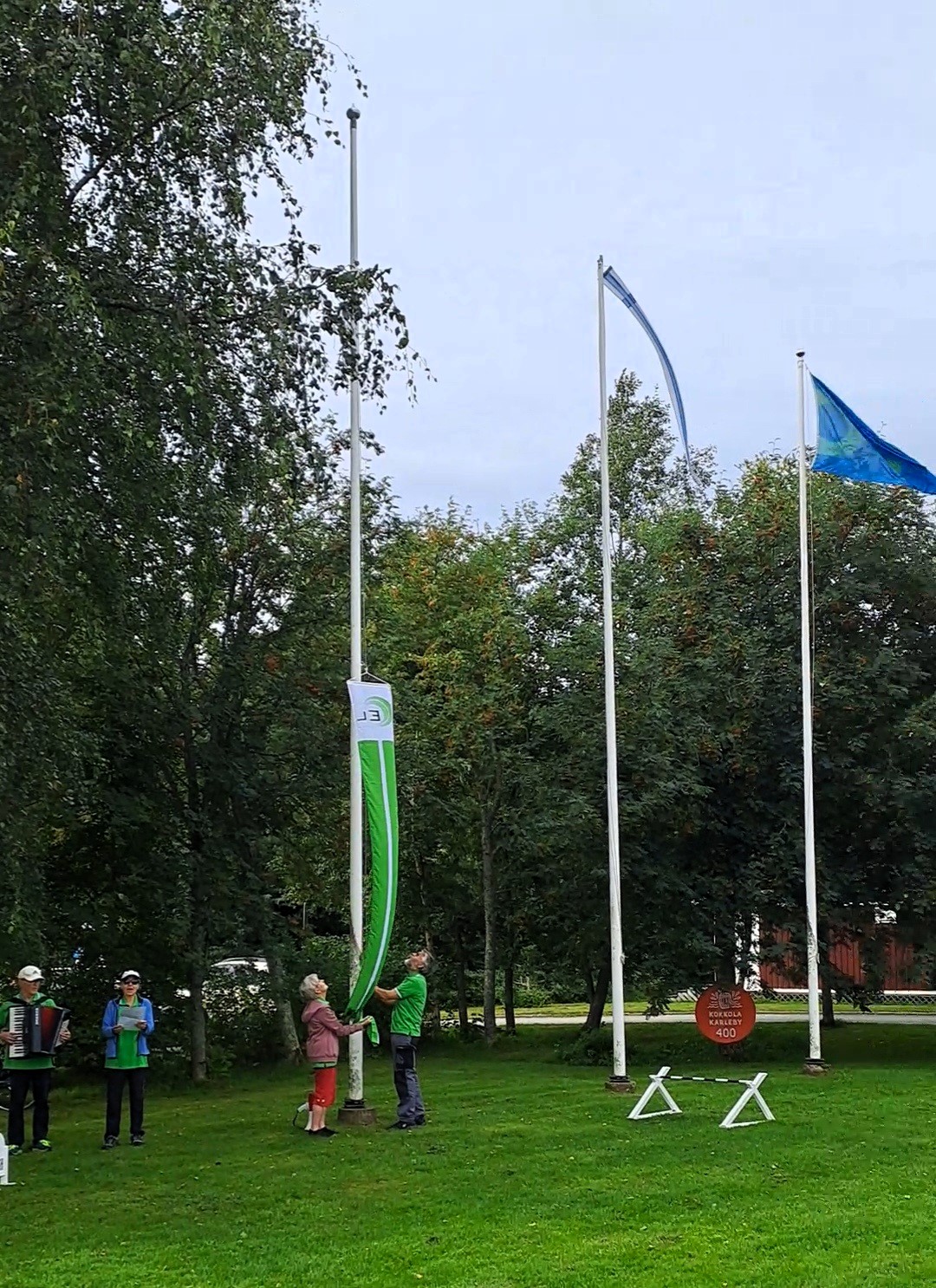 Kokkolan yhdistyksen pj Maija Rukajärvi-Saarela ja Tapani Saarela viirin nostossa.