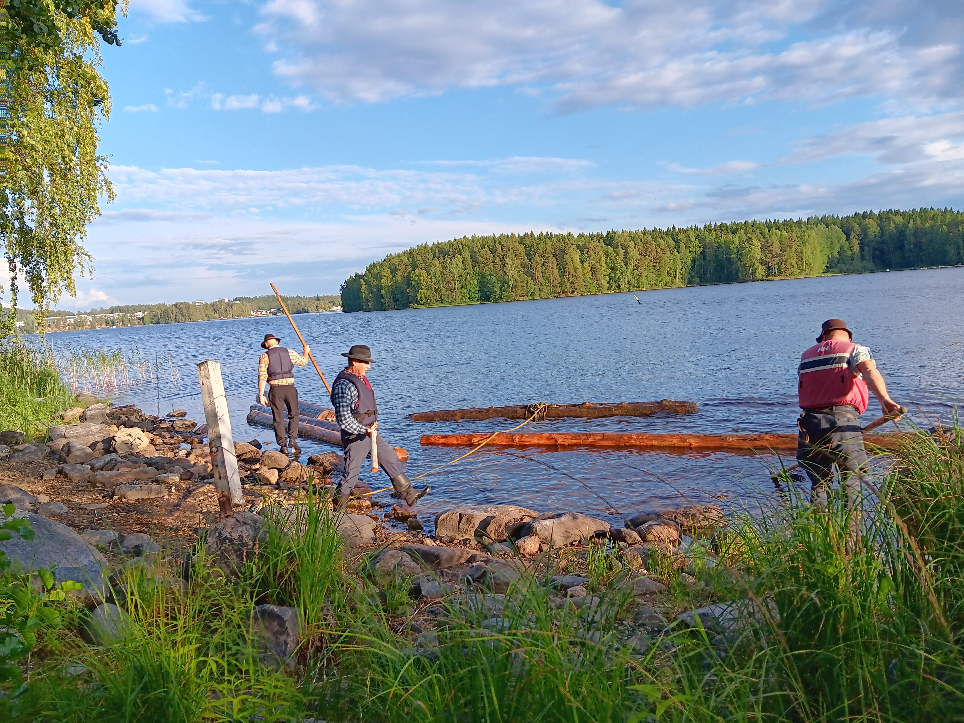 Tukkilaisnäytöksiä