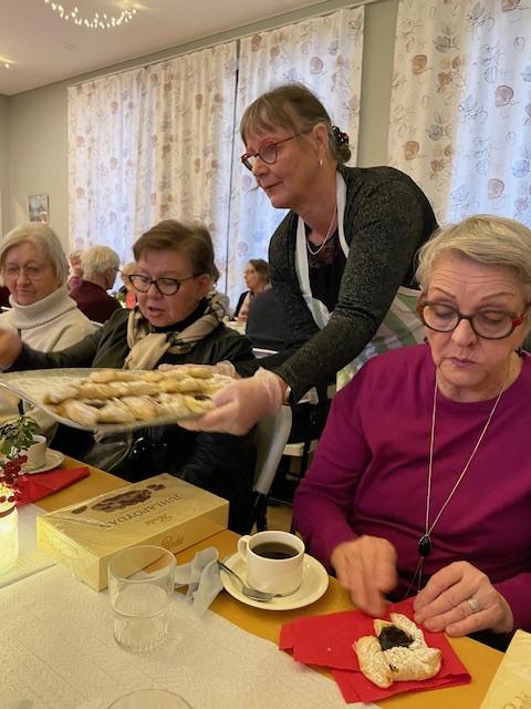 Torttujen tarjoilua, Eeva-Liisa Seppänen