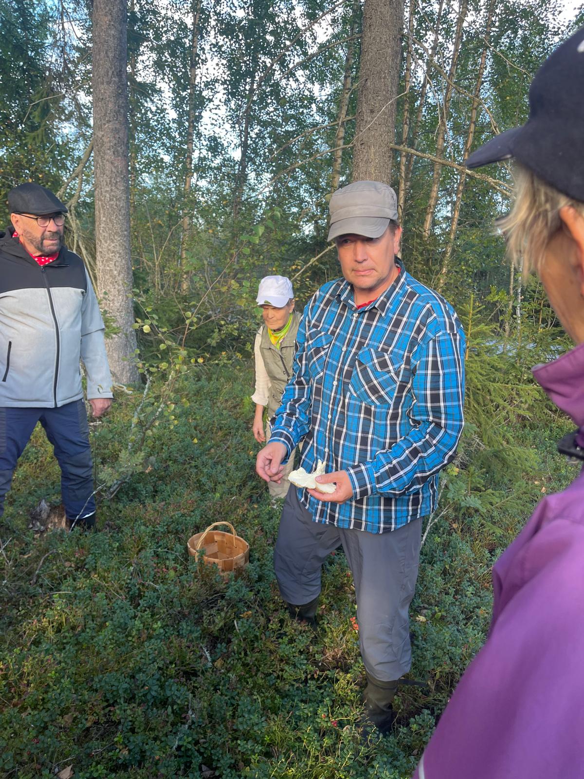 Oppaana Kokkolan kaupungin sivistysjohtaja Terho Taarna