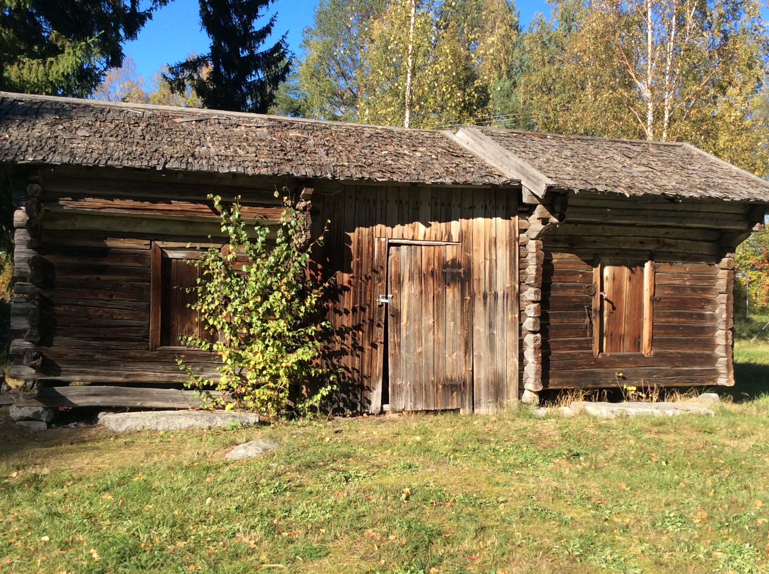 Vanha puinen navetta
