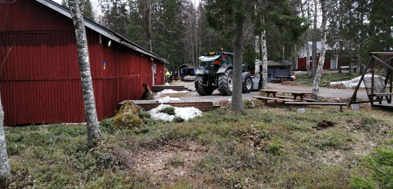 traktori tanssilavan pihalla siivoustalkoissa
