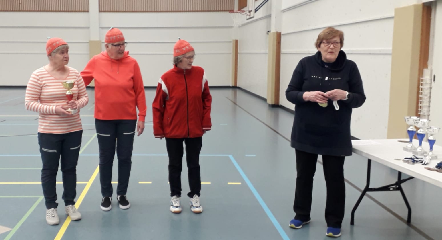 Kannuksen pj Riitta Laasonen jakaa kultamitalit Takalan Sirpalle, Tikkakosken Irmalle ja Väliverrosen Toinille