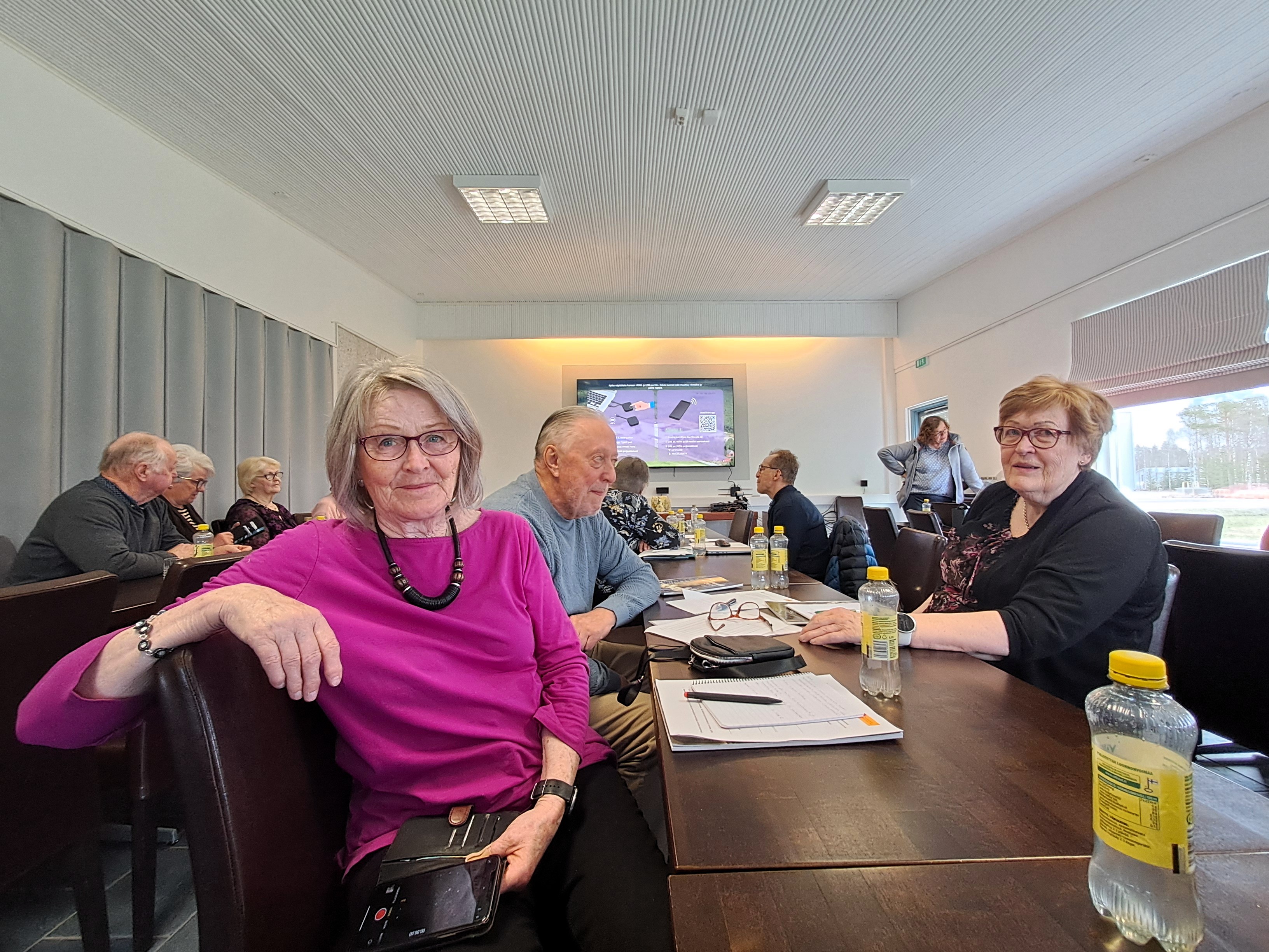 Kannuksen edustajat, edessä Riitta Liedes