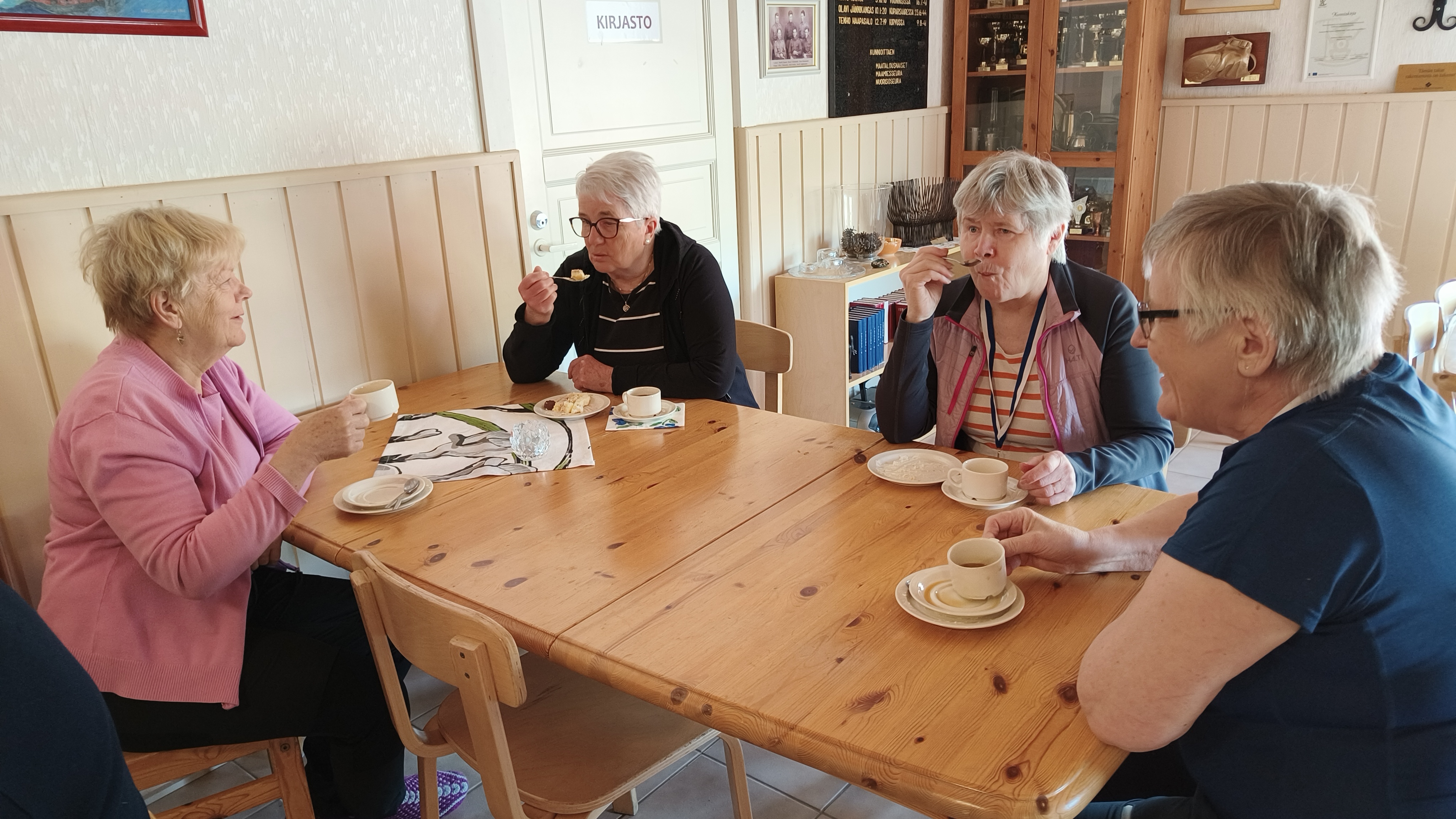 Tarja, Riitta, Sirpa ja Irma kakkukaffeilla