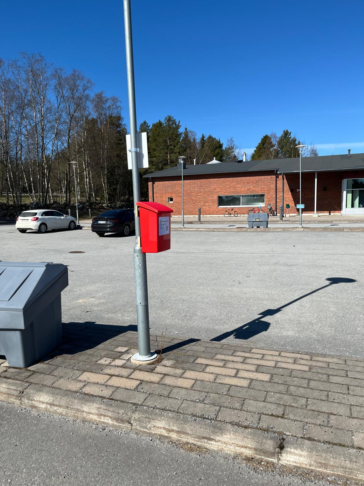 Mainingissa kirkonkylän laatikko