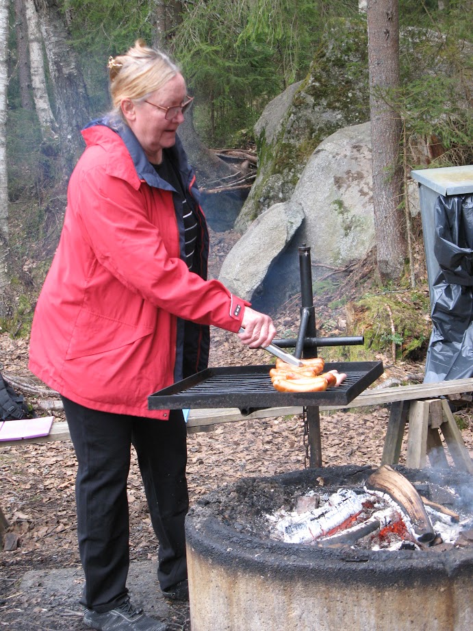 Ritva makkaroita paistamassa