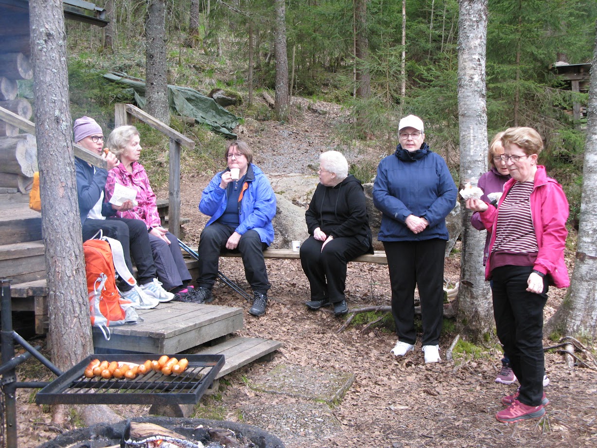 Väki tarjottavista nauttimassa