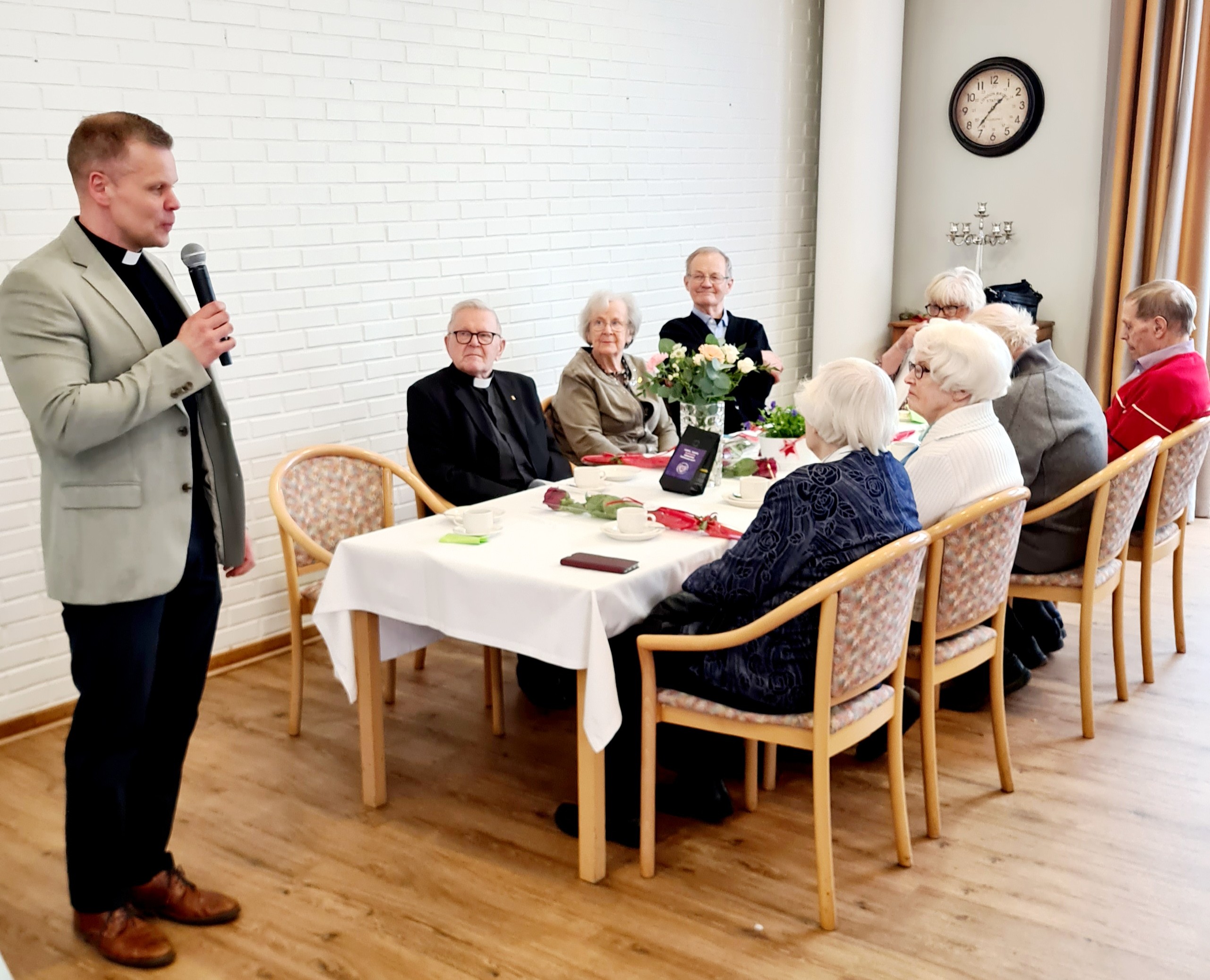 kirkkoherra ja kunniavieraat
