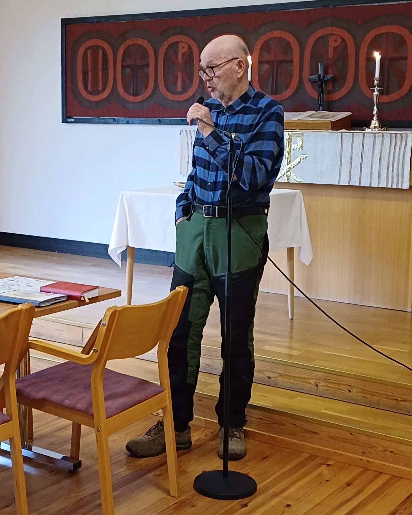 Jäppisen Eero kertomassa muutaman muiston maamiehen koettelemuksista sään ollessa hallainen tai sateen liian runsasta.