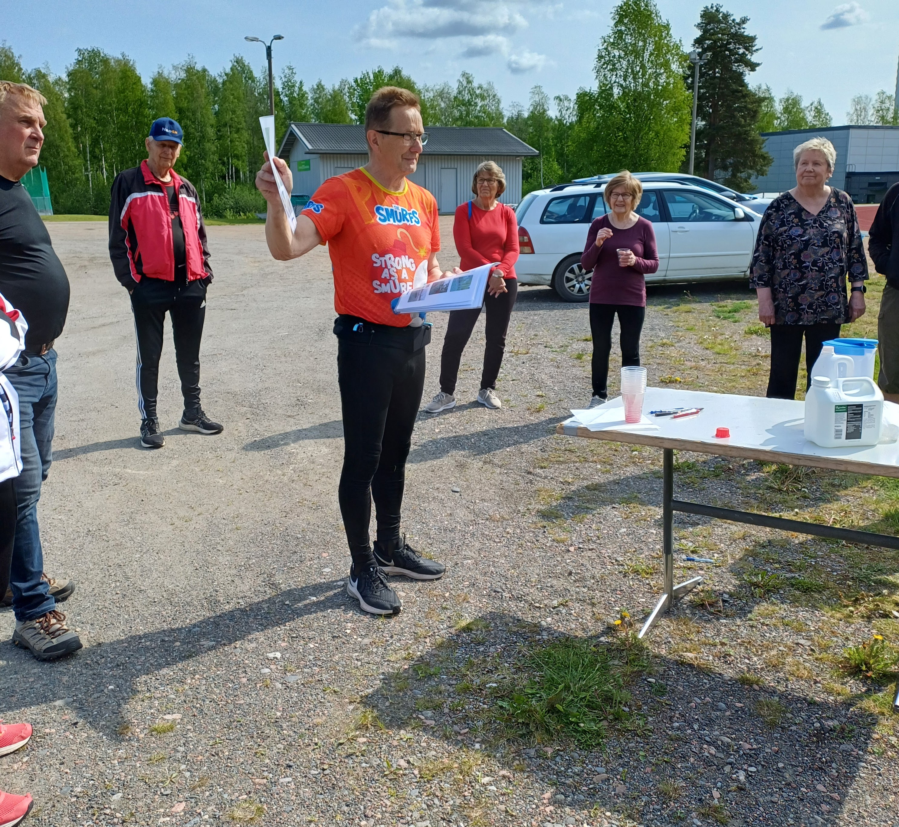 Esko Kotivuori antaa ohjeita suunnistukseen