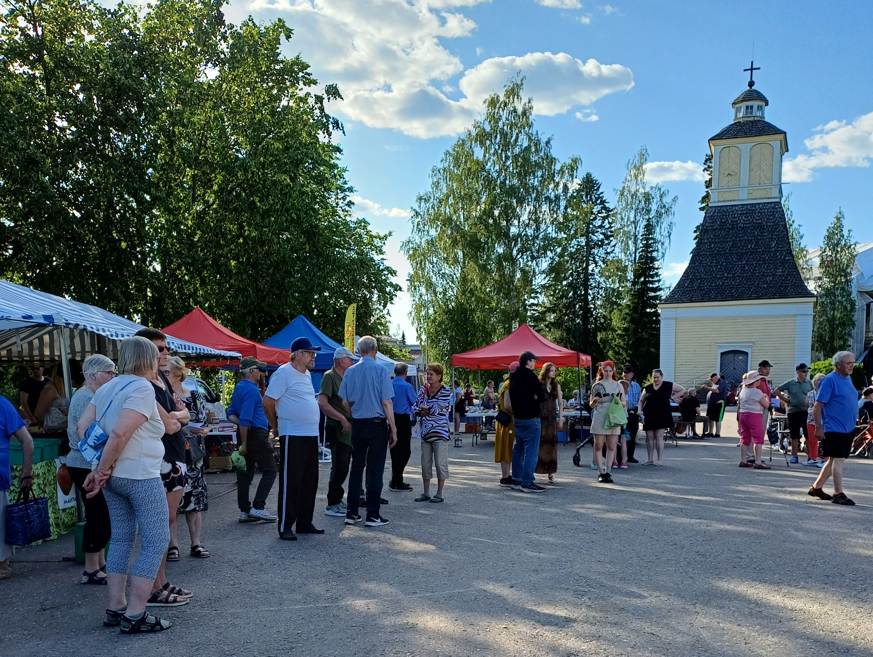 Tori-illan väkeä
