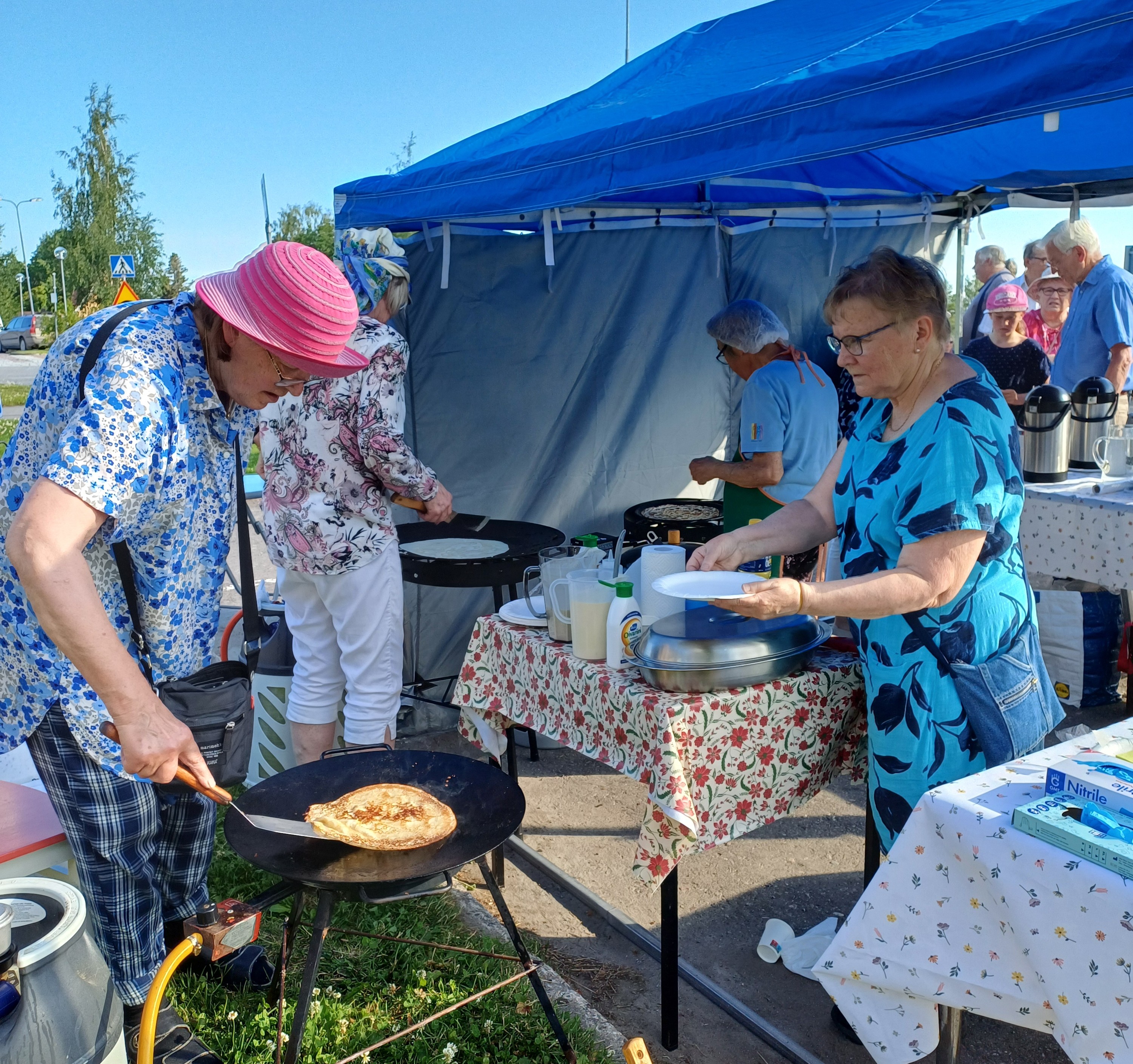 Lettuja paistuu ja paistajille lämpöä riittää