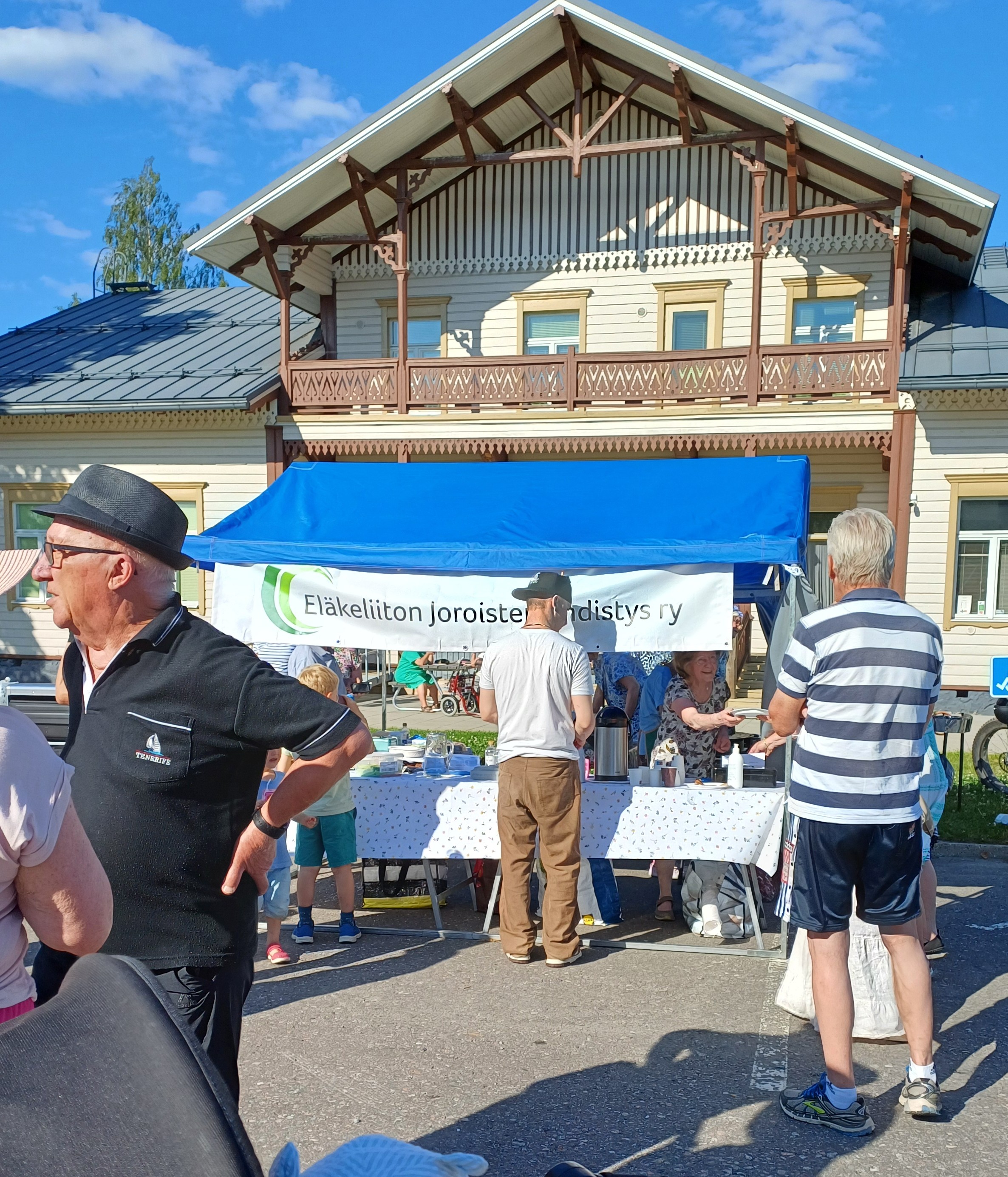 Pientä jonoa tarjoilupöydän edessä