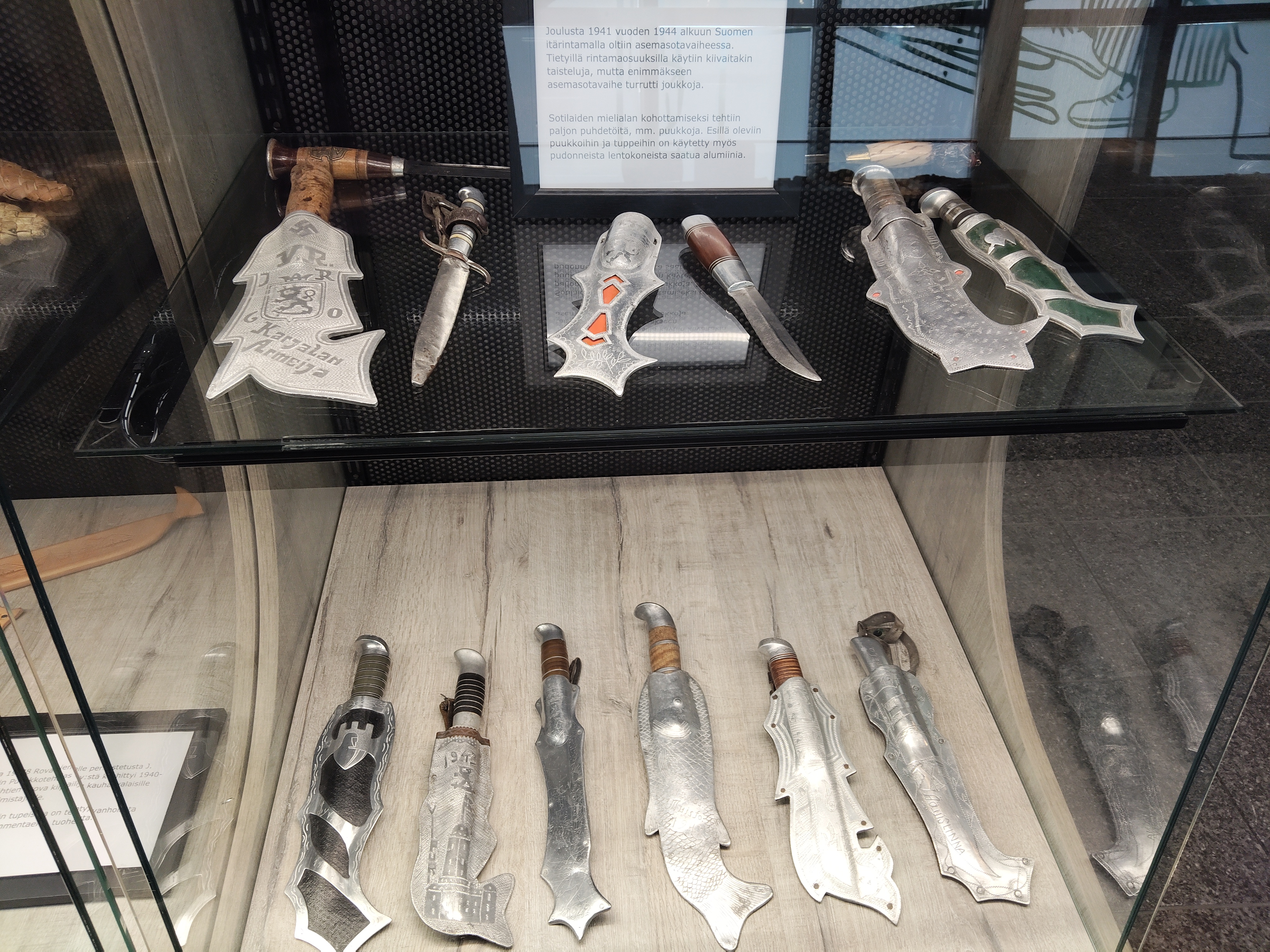 Kauhavan puukko- ja Tekstiilimuseon sodanaikaisia puukkoja