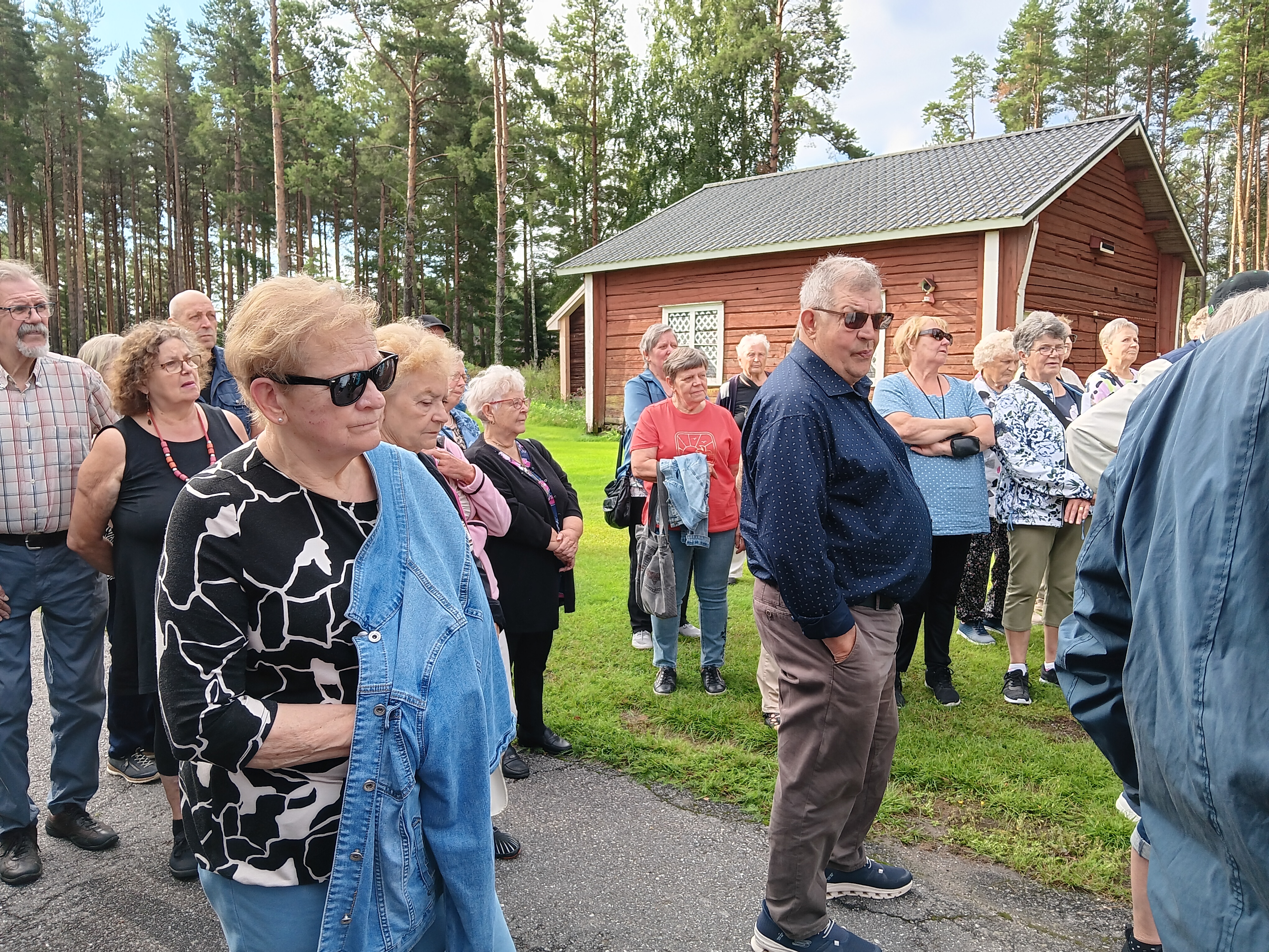 Porukka purkautuu autoista Tottesundin pihamaalla