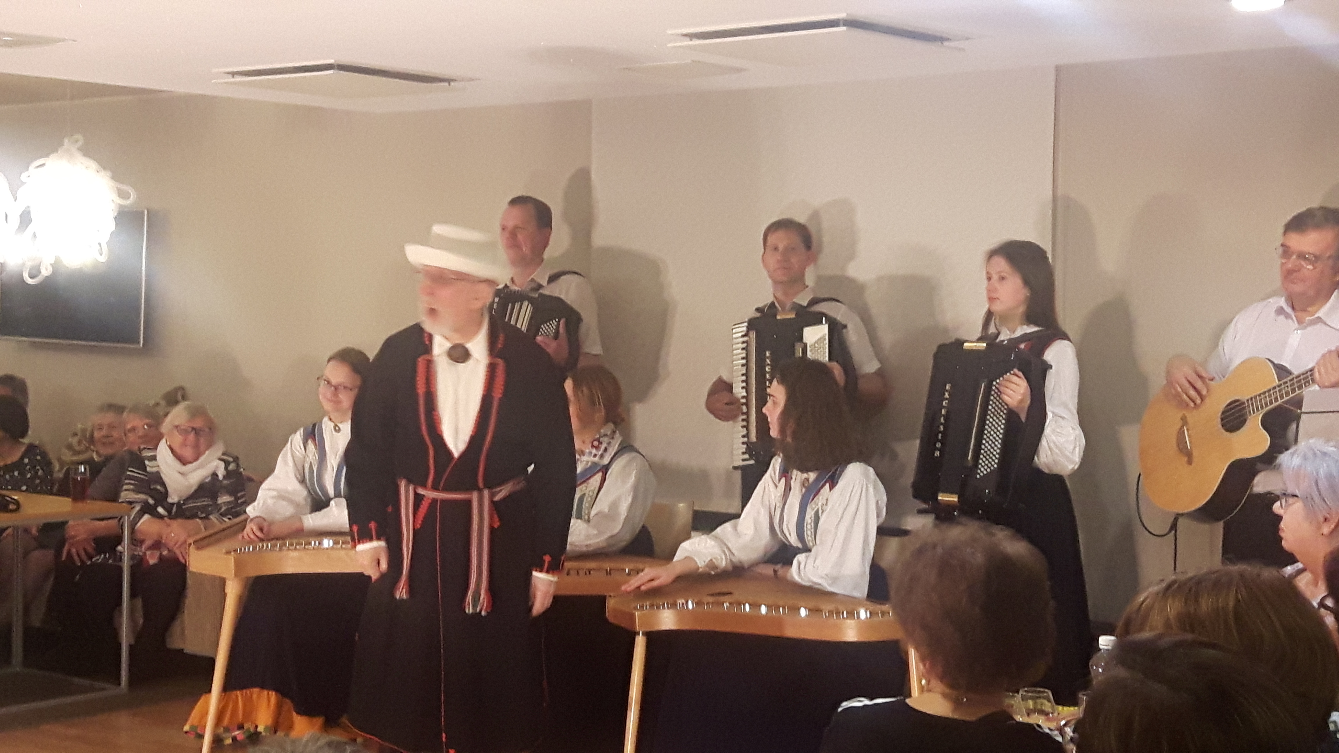 virolaisryhmä laulaa, soittaa ja tanssii