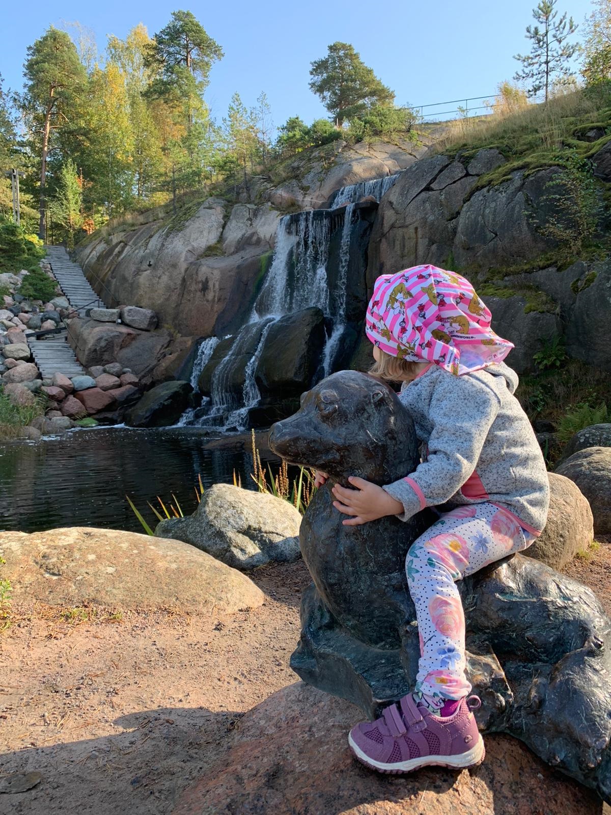 Lapsi ratsastaa hyljepatsaalla