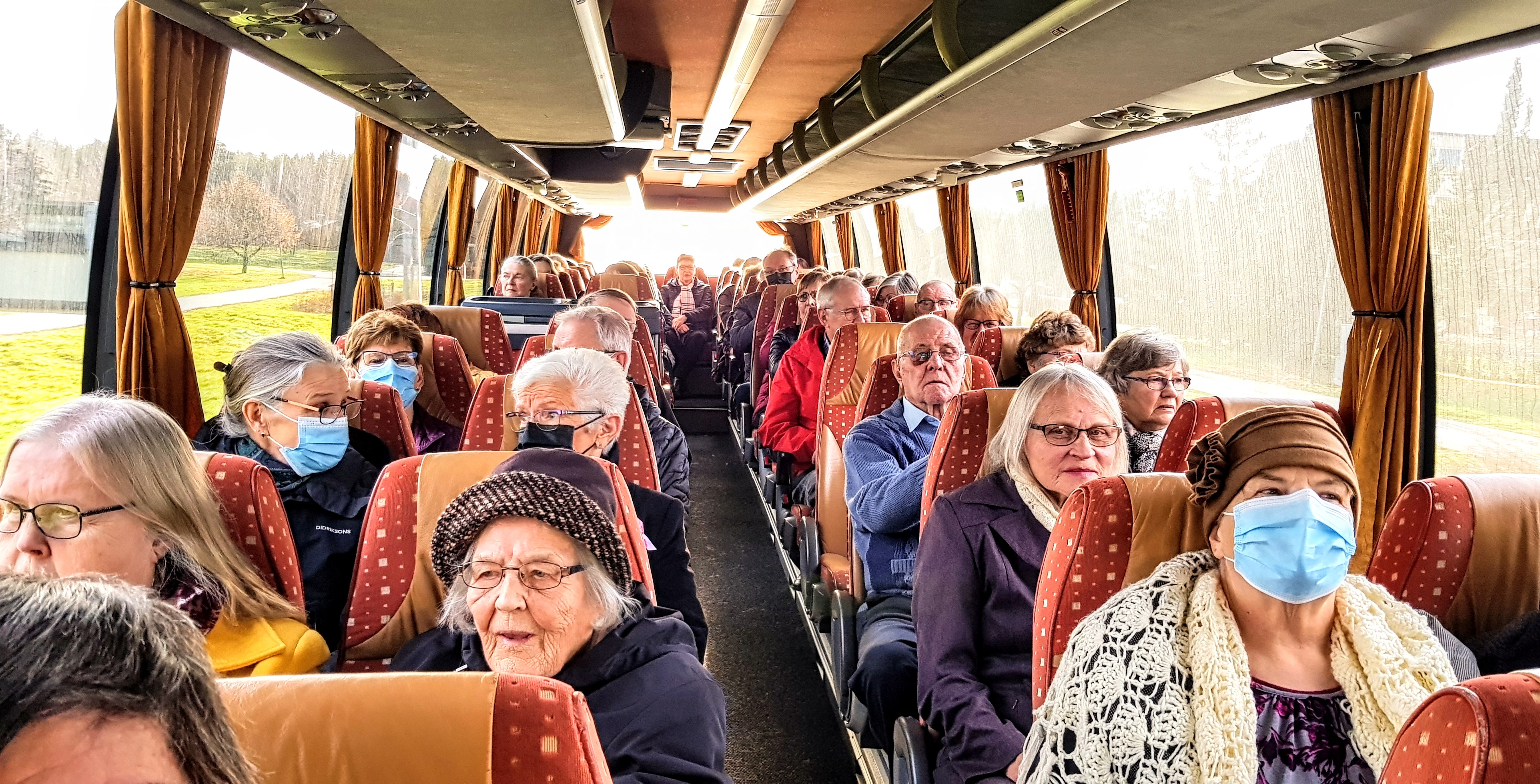 Myrskyläläisiä eläkeläisiä bussimatkalla.