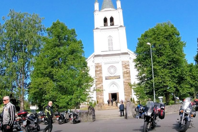 Motoritit Ylistaron kirkon edessä