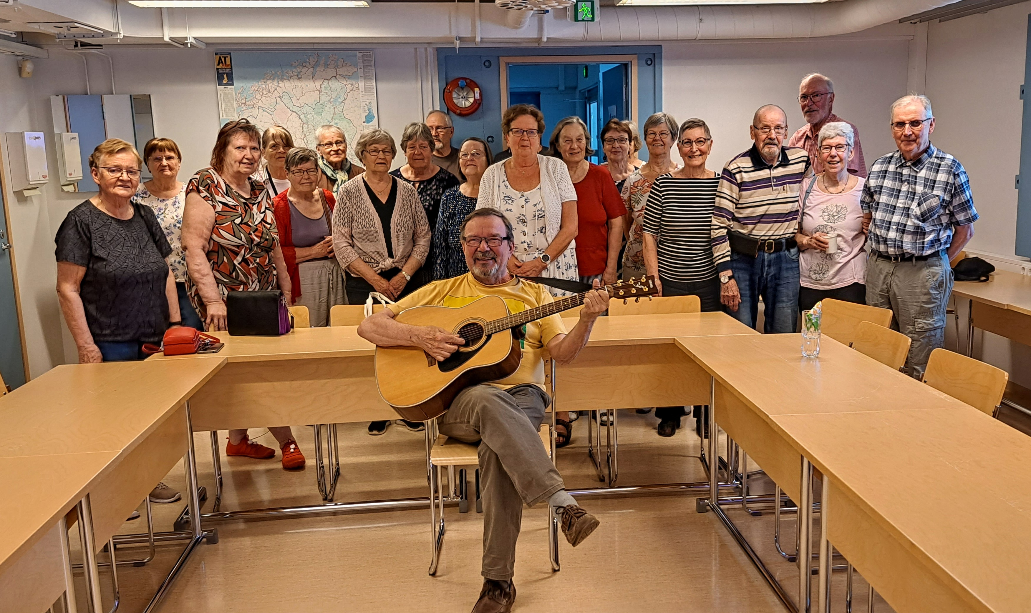 Kesäkuun kerhossa mies ja kitara. Trubaduuri Hannu Härkönen aloitti ukulelen kanssa.