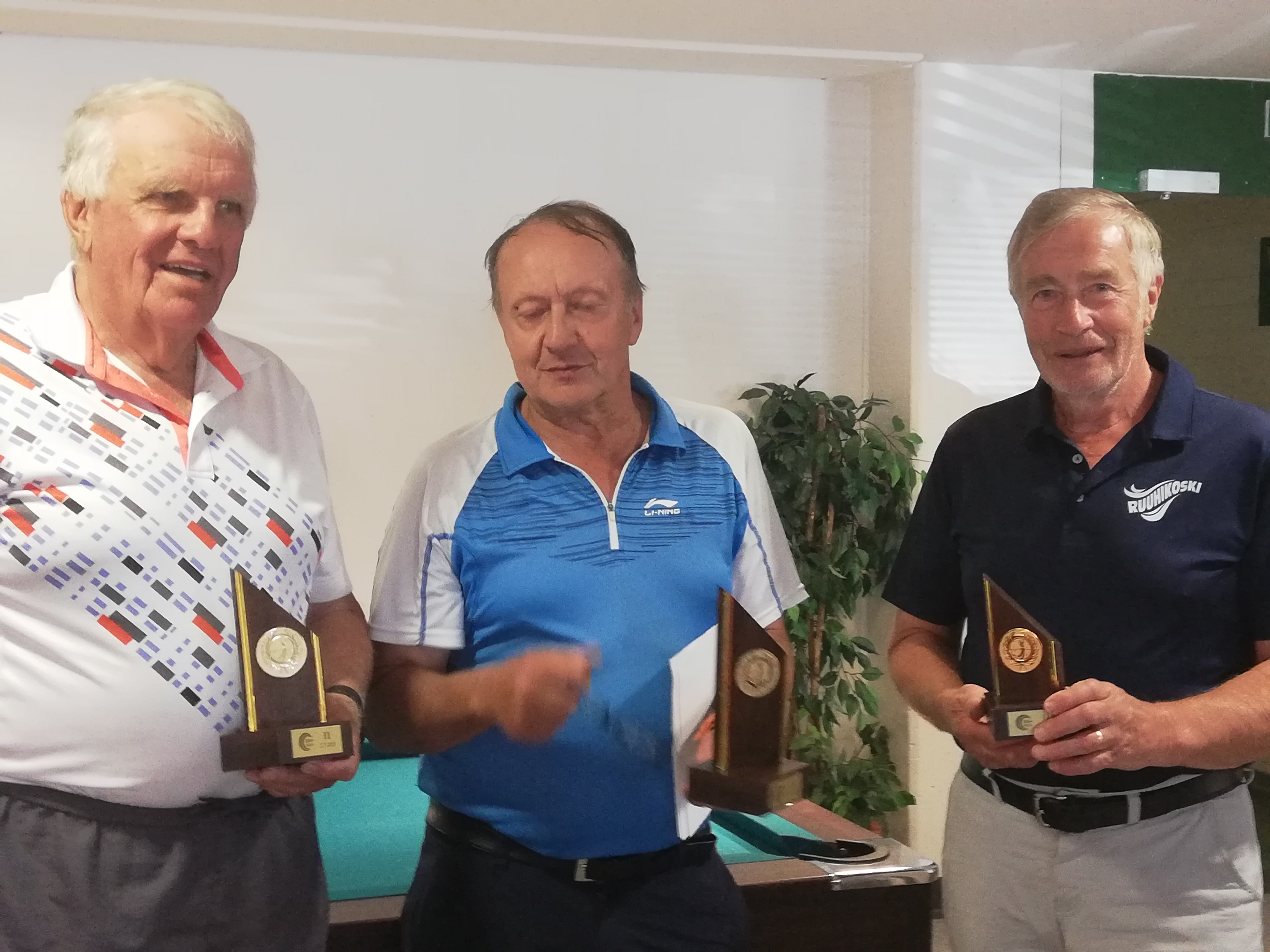golfkisojen miesten yli 70 v voittajakolmikko